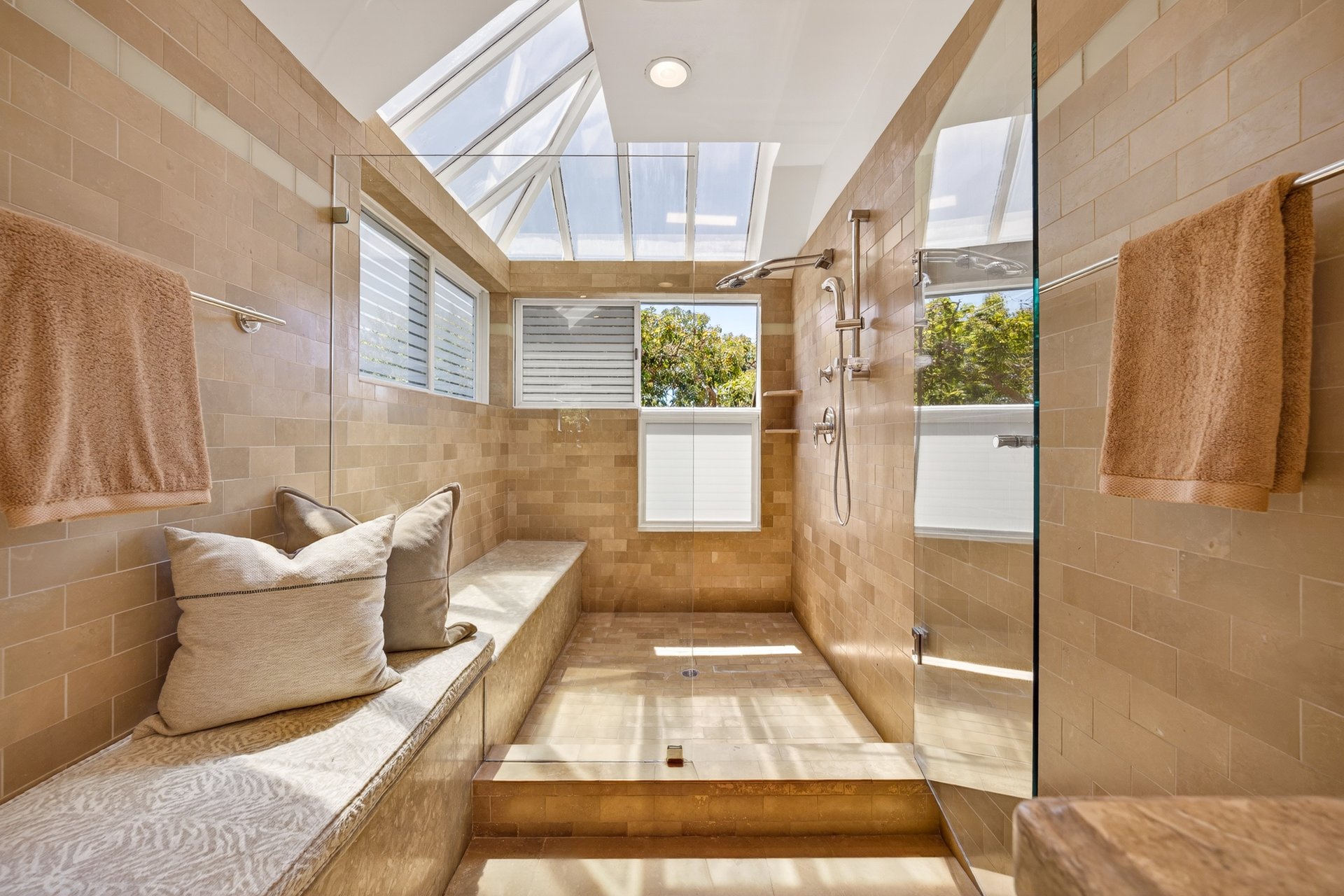 Luxurious End Unit in Point Tiburon