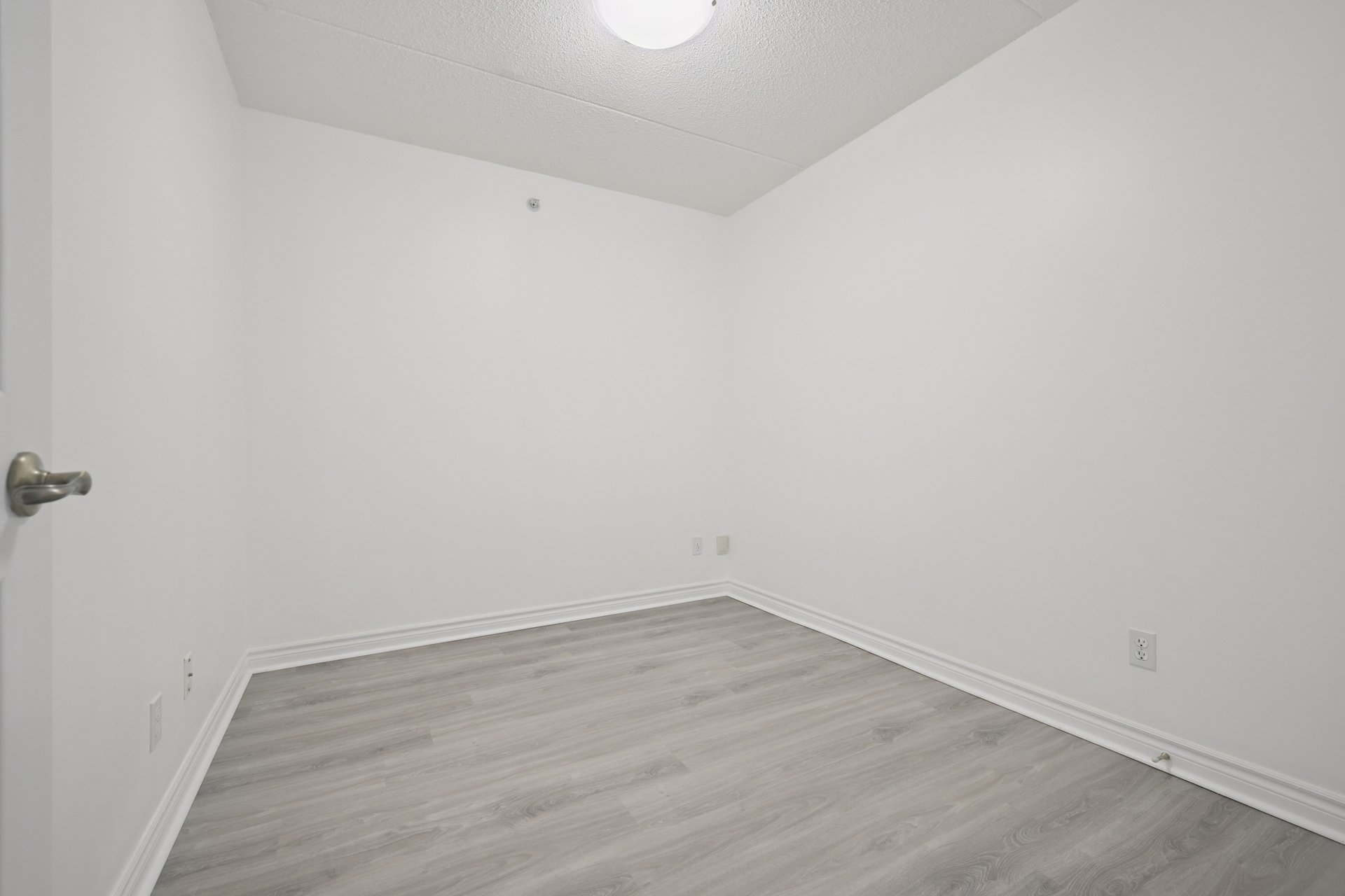 Upgraded 1 Bed+ Den Suite Overlooking Ravine