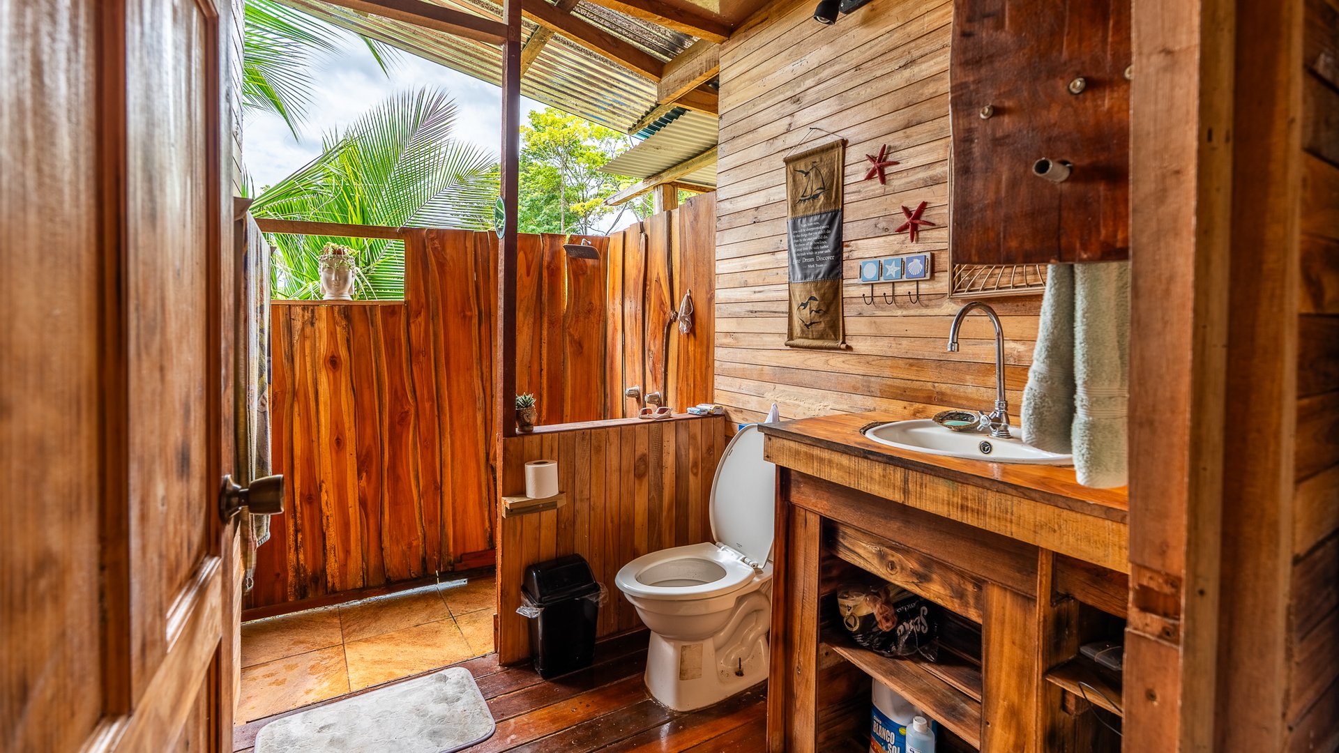 Mountain Home with Guest Cabin & Additional Building Site Near Nauyaca Waterfalls