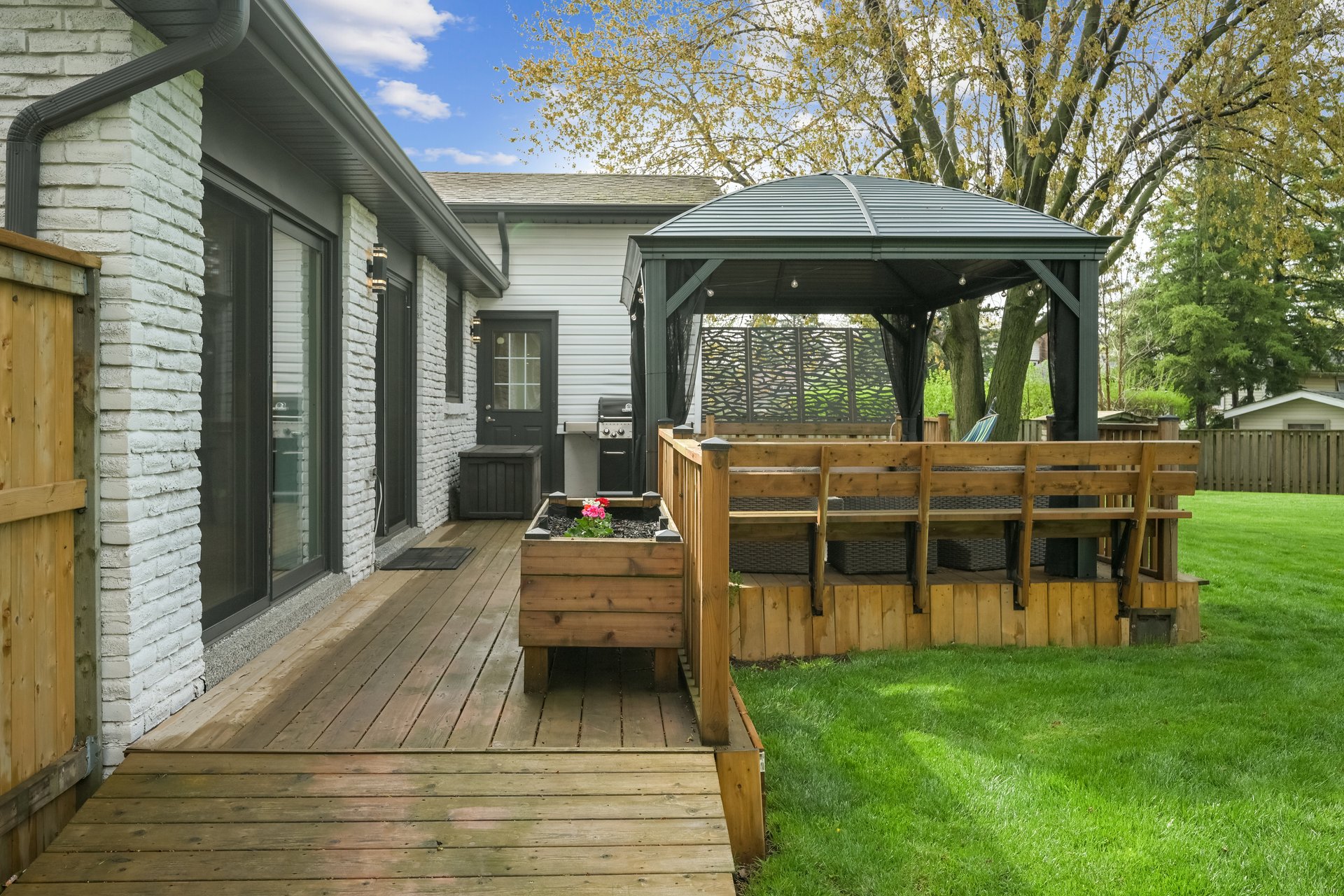 Completely Renovated Sidesplit on an Exclusive Cul-De Sac
