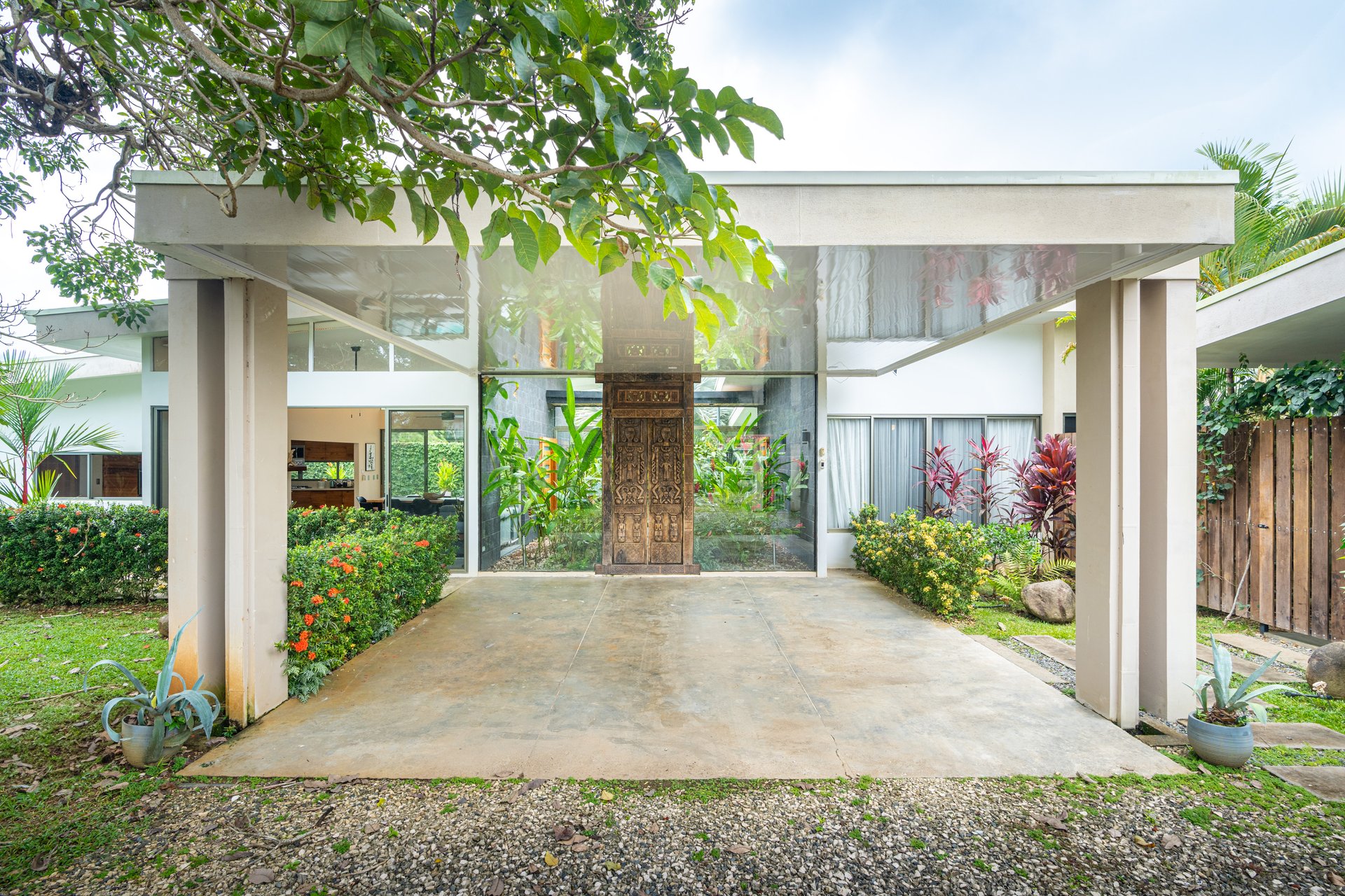 Bali Style Beach House with 2 Bedroom Casita