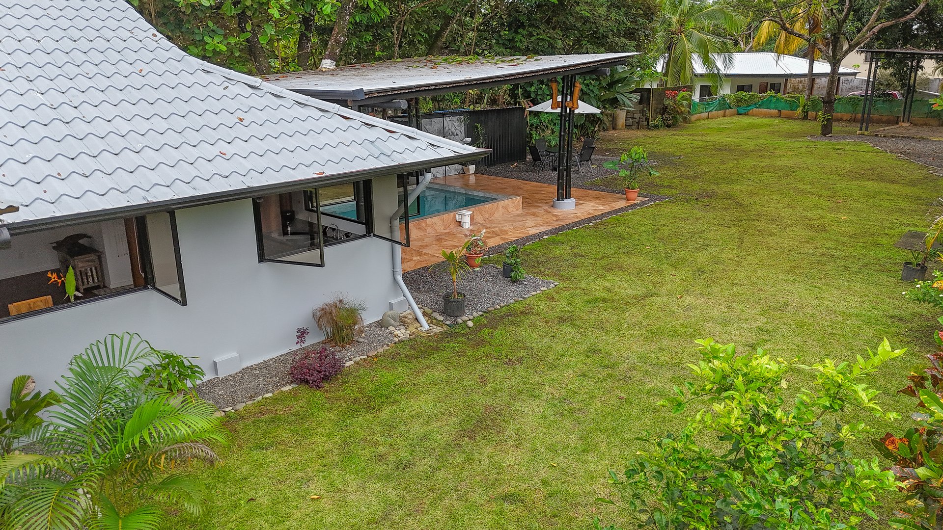 Contemporary 3-bed home surrounded by Uvita’s services and amenities but just a short stroll to tropical beaches