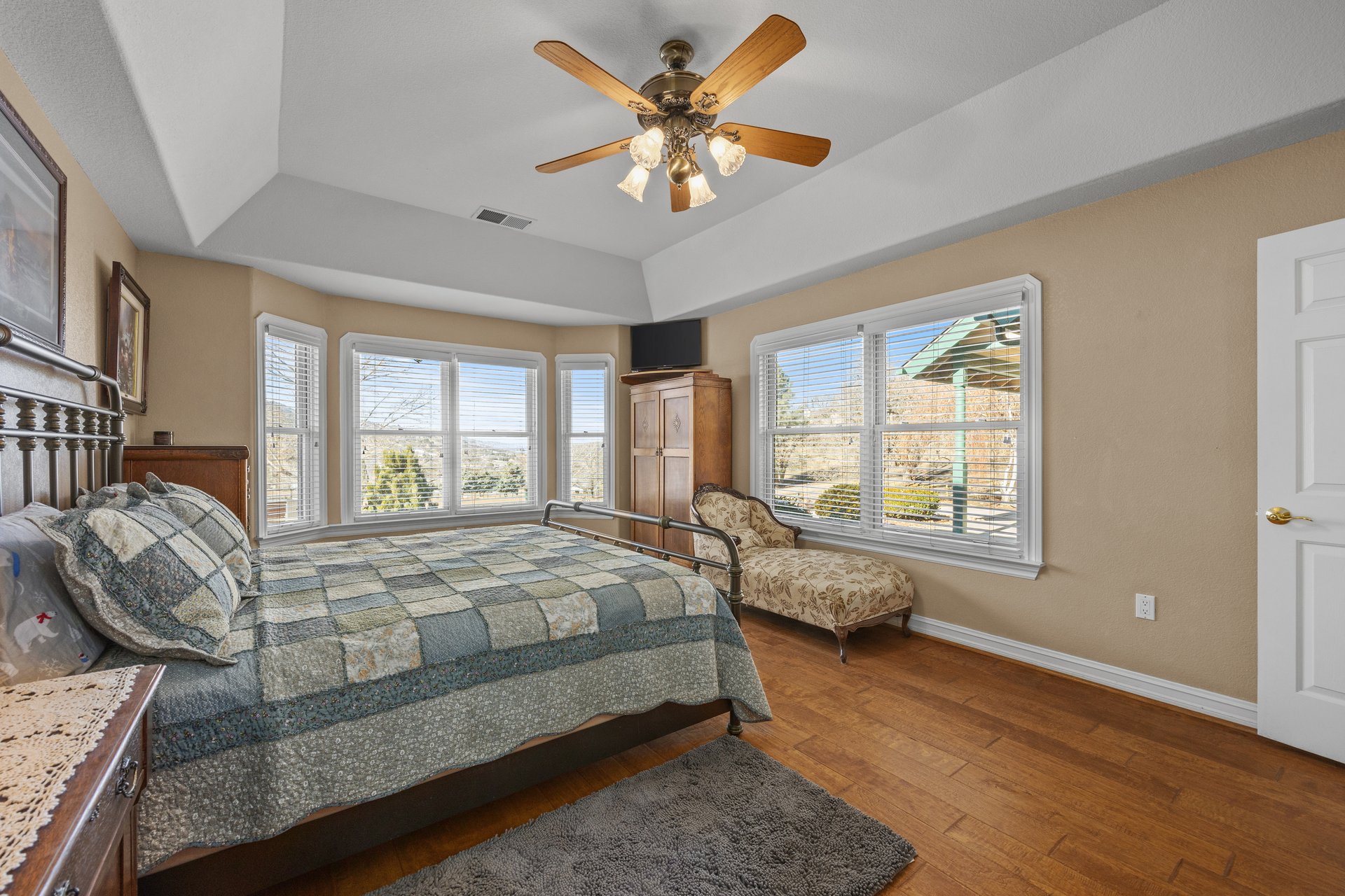 Equestrian Estate in Bear Valley Springs: 25820 Skyline Drive