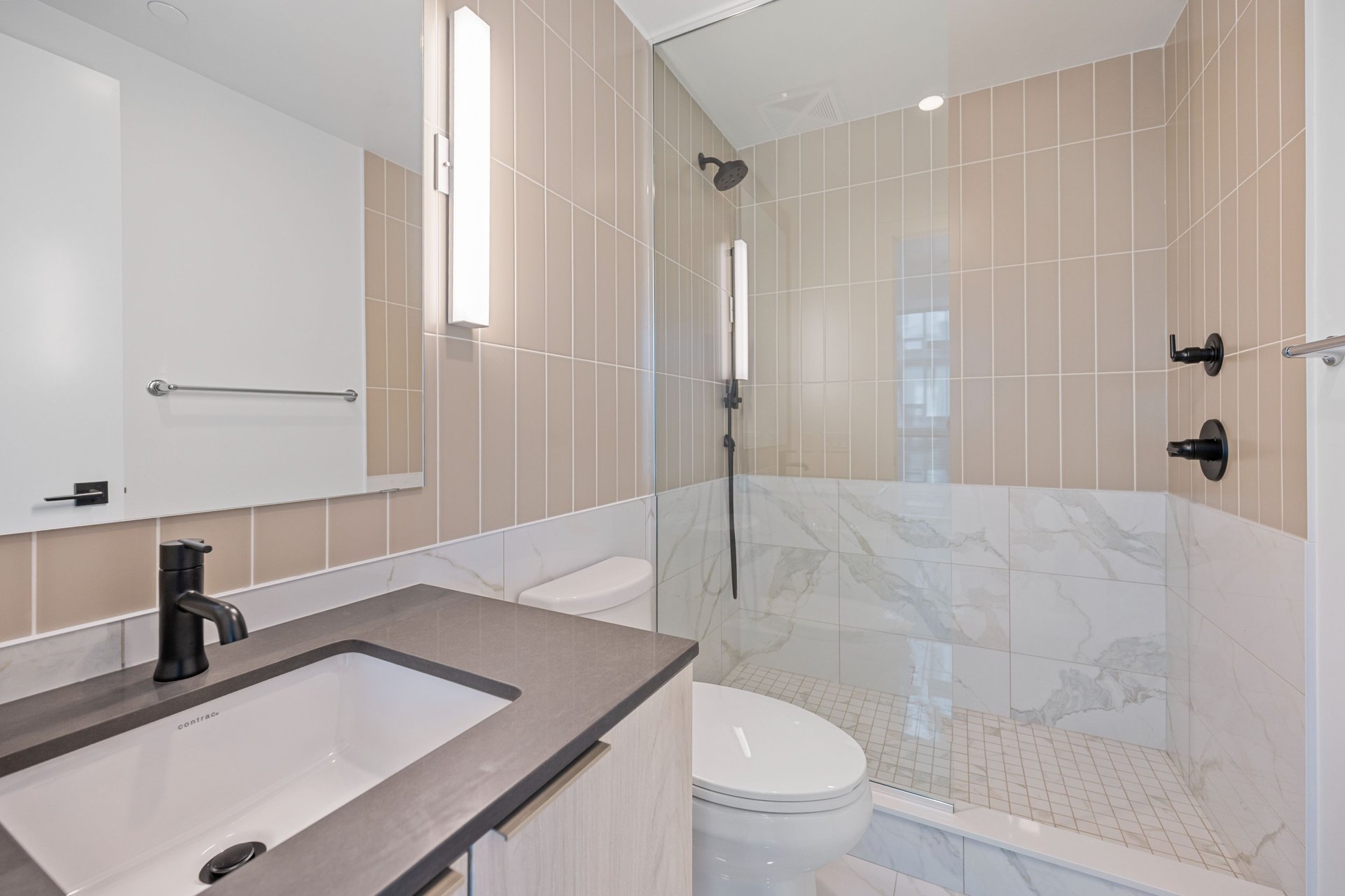 327 King Street W Unit: 4404