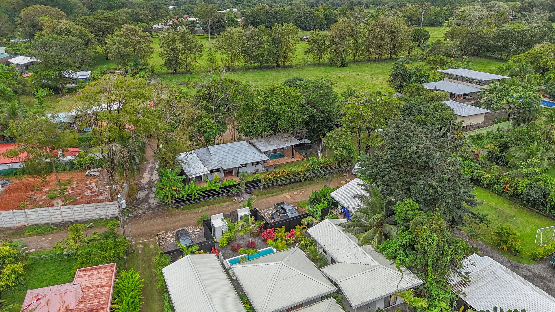 Contemporary 3-bed home surrounded by Uvita’s services and amenities but just a short stroll to tropical beaches
