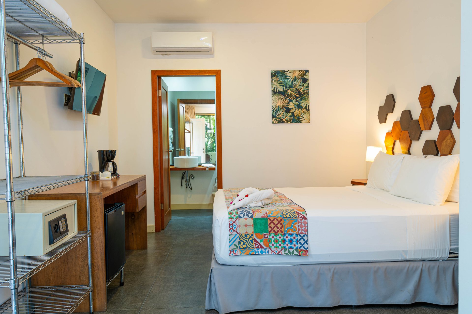 22 Unit Tropical Boutique Hotel steps from Manuel Antonio Park & Beach