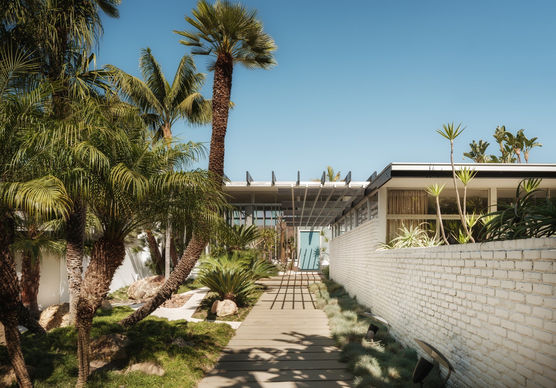1911 La Mesa Dr