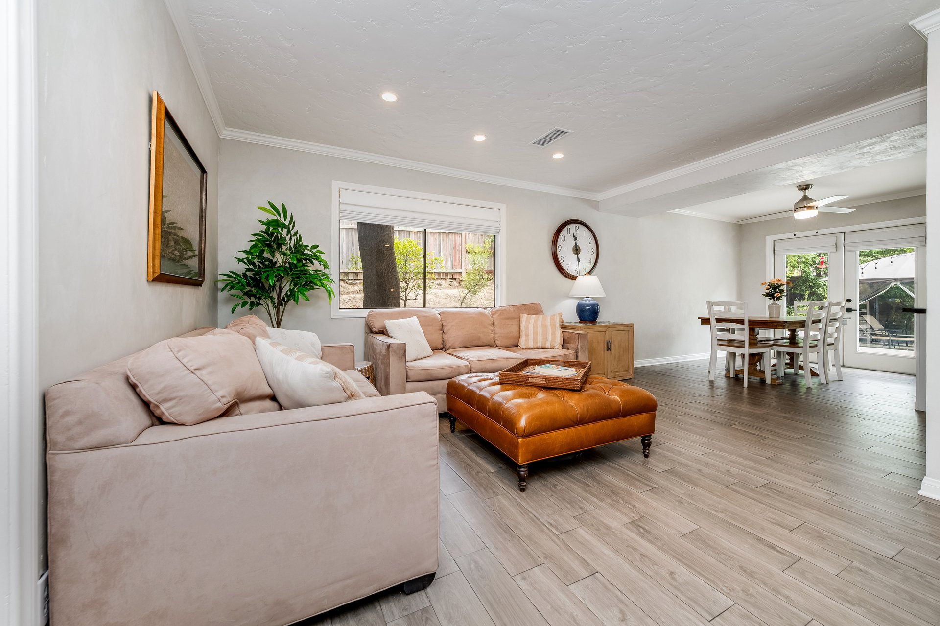 24417 Clipstone St, Woodland Hills 