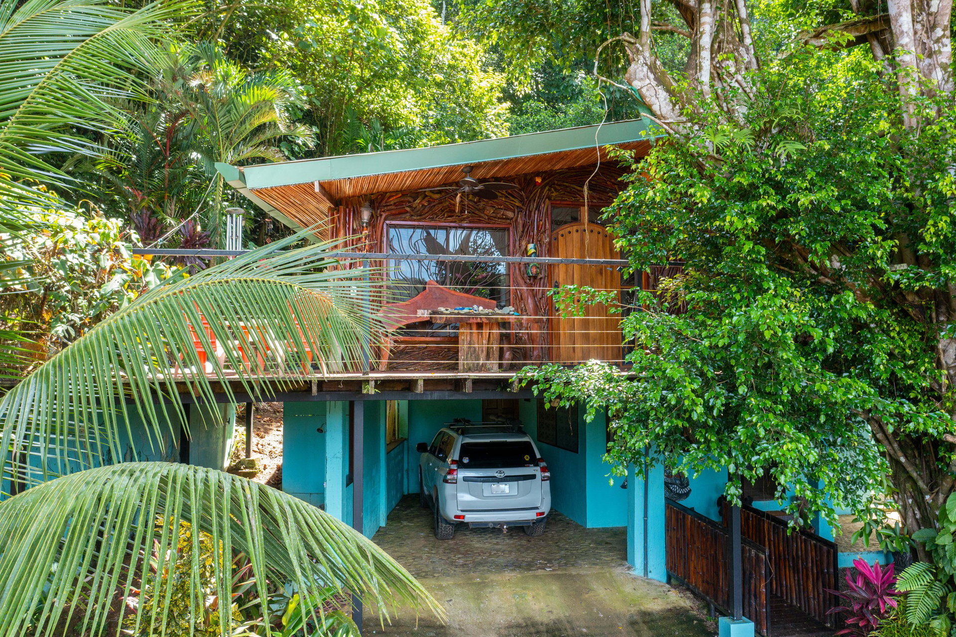 0.15 ACRES – 2 Bedroom Artistic River Home In The Rainforest!!!