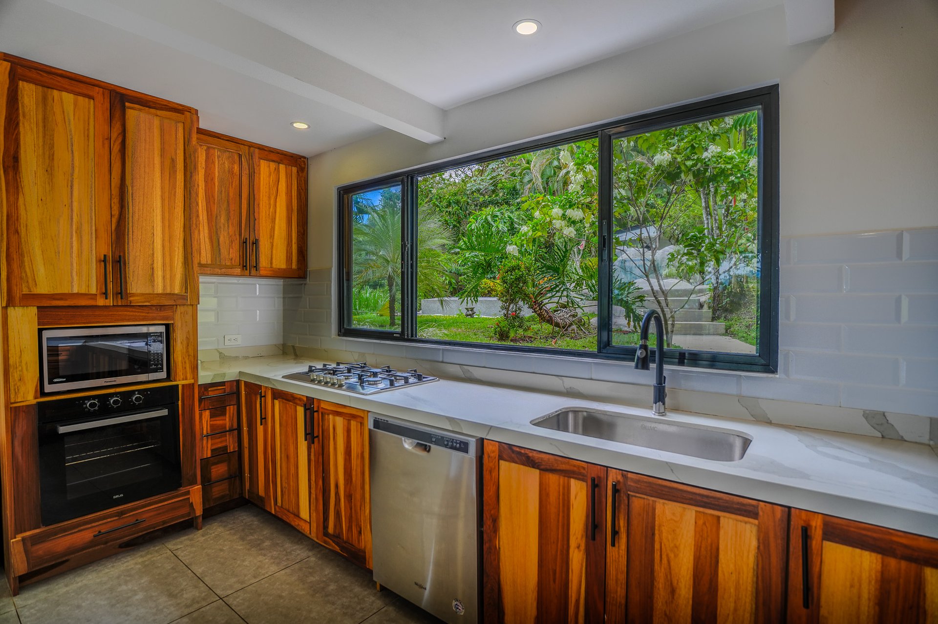 Casa La Roca, Whale's Tail 3 Bedroom Home In Uvita!