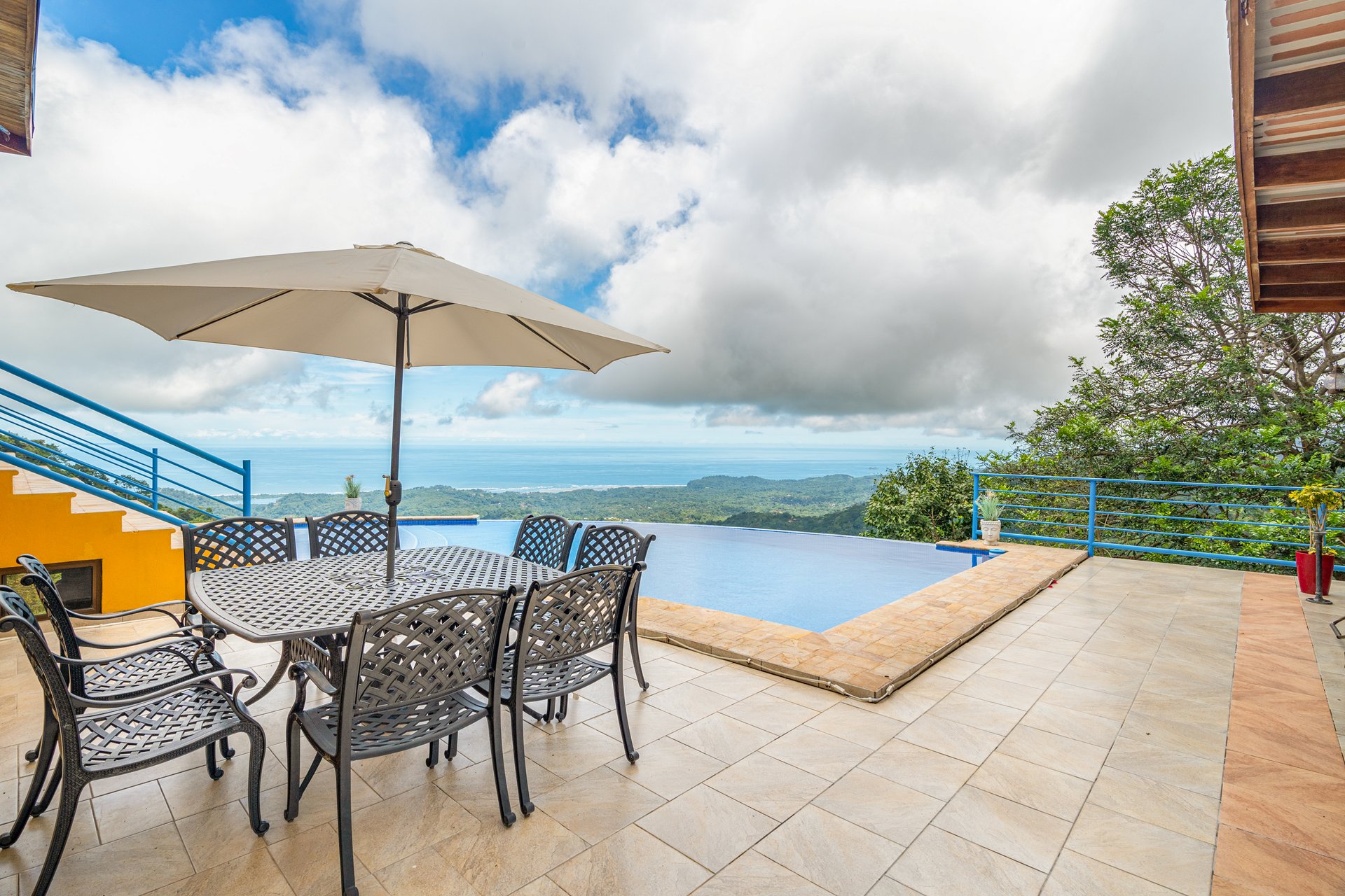 Luxury 4-Bed Villa with Ocean Views & Infinity Pool in Ojochal