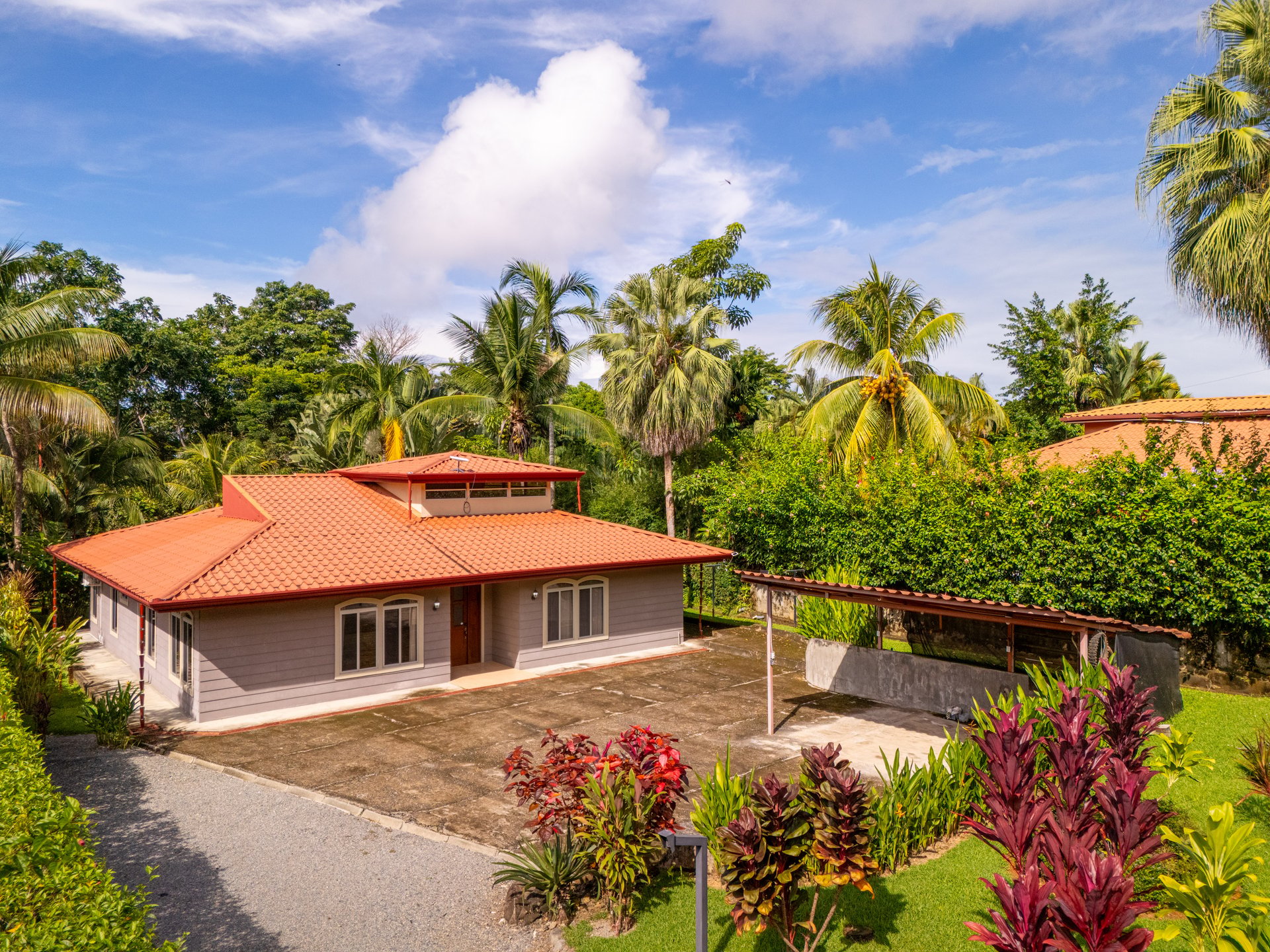 Casa Luna, 3bed /3bath Private Oasis, Convenient Location