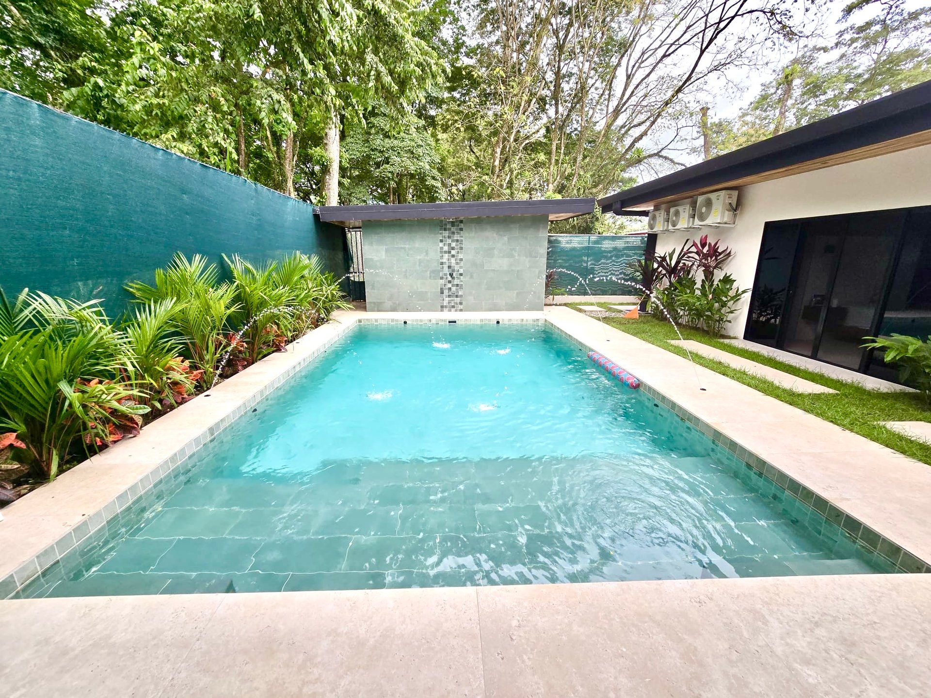 Tropical Modern Villa in Uvita – 3BR Retreat with Large Pool Near the Beach