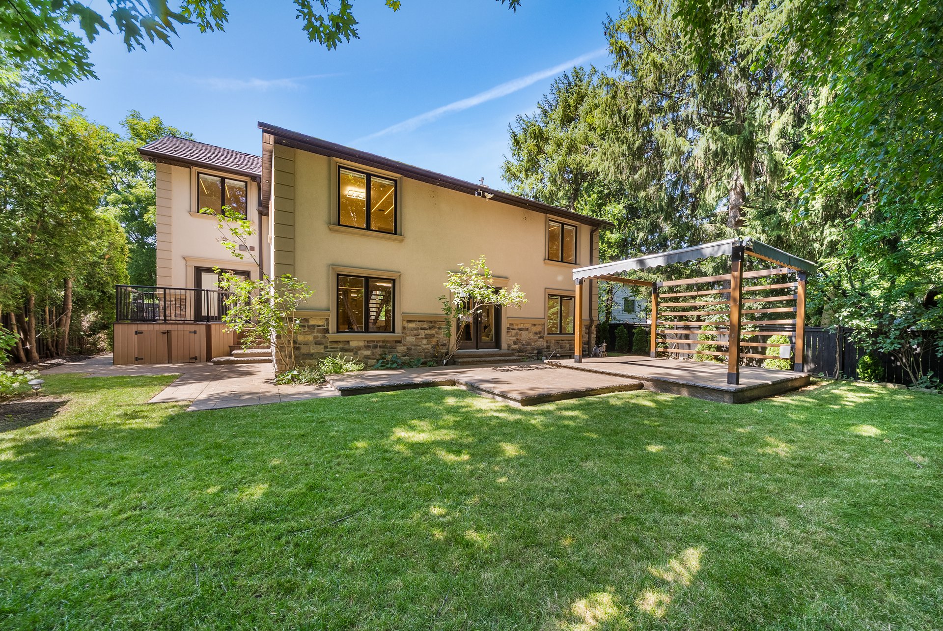  3168 Lakeshore Rd W