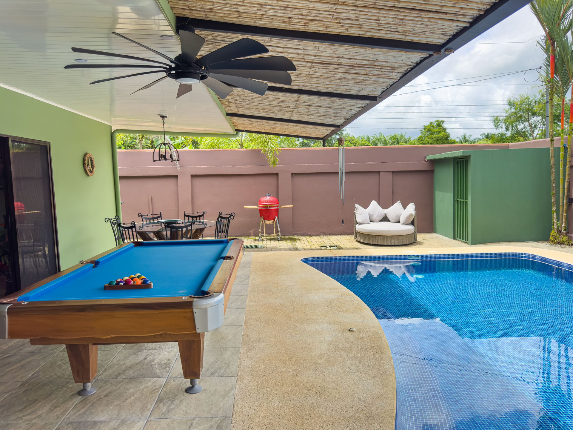 Naranjito corner lot house