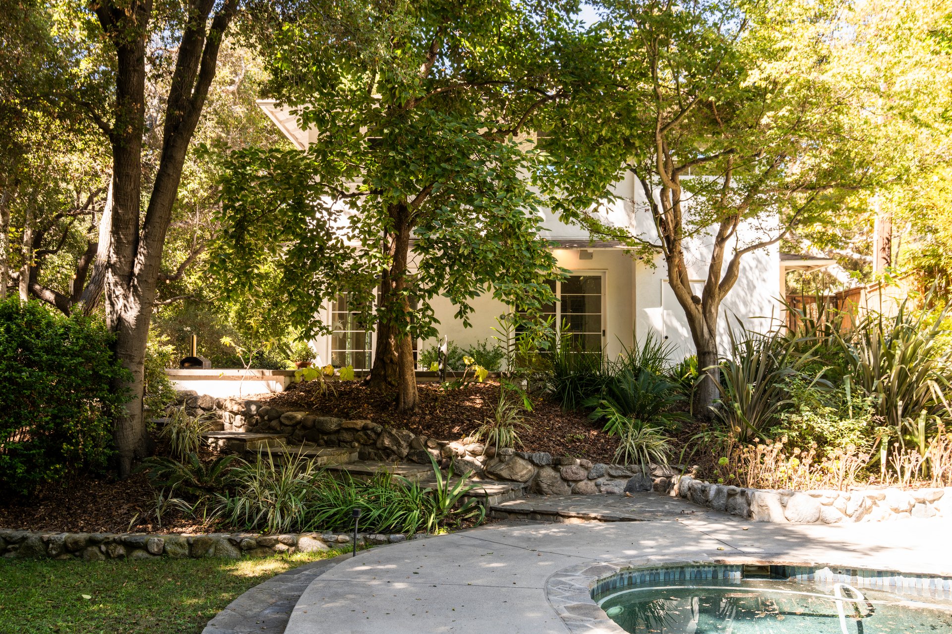 2410 E Nichols Canyon Rd