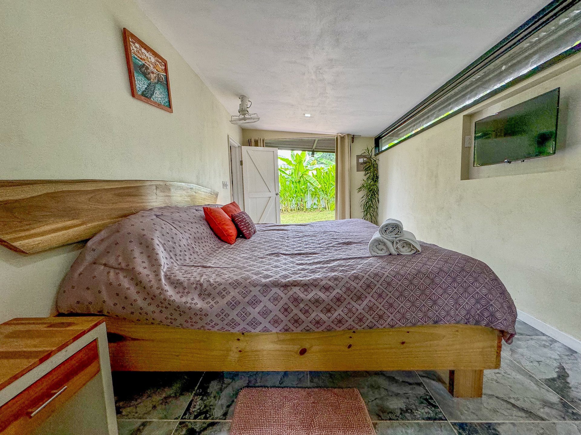 Contemporary 3-bed home surrounded by Uvita’s services and amenities but just a short stroll to tropical beaches