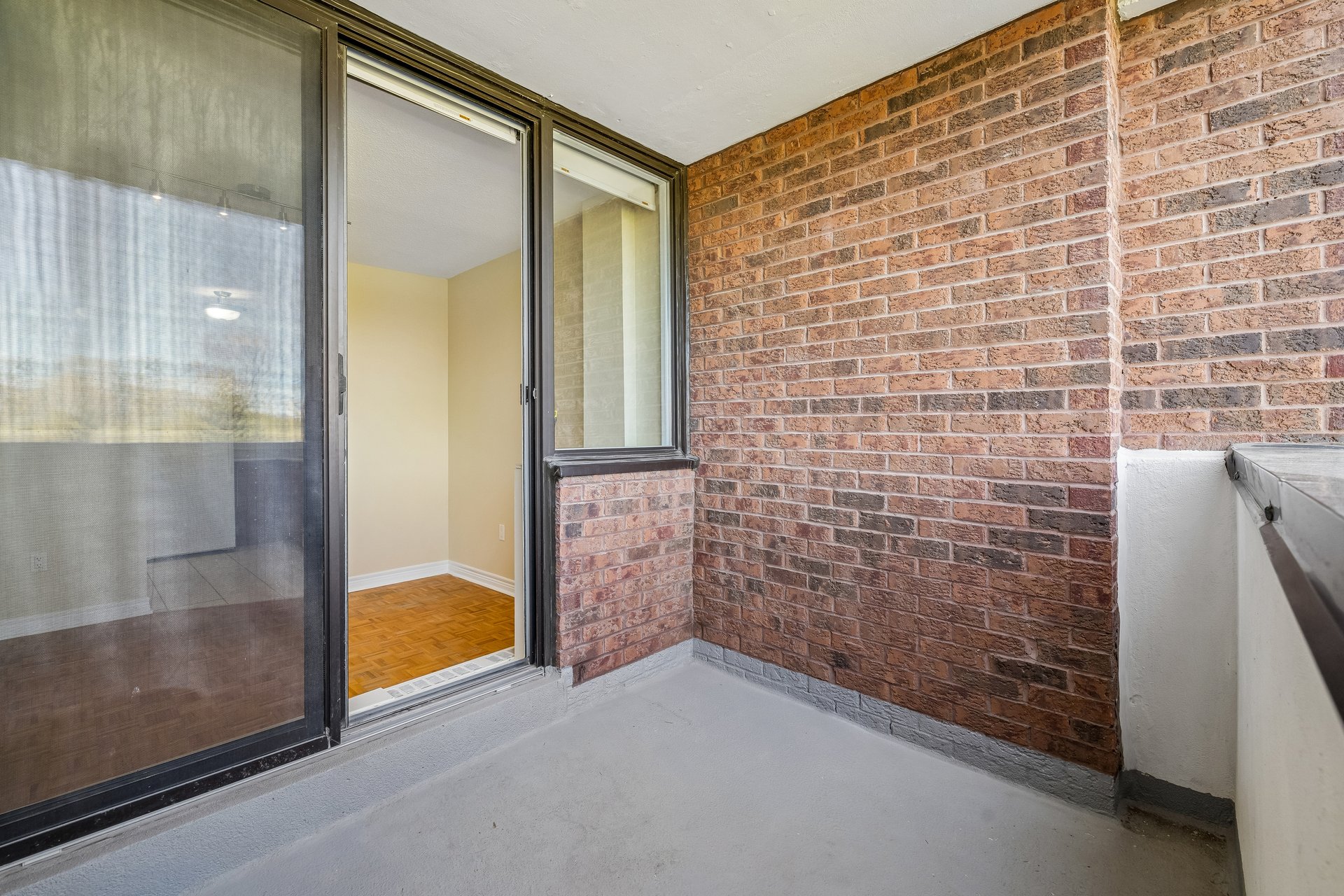 Bright and spacious studio apartment in great location