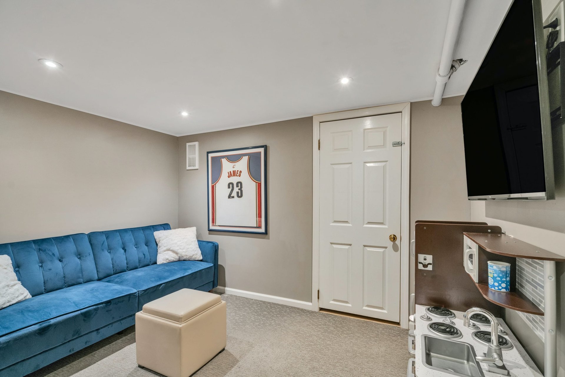 8 Hollywood Place