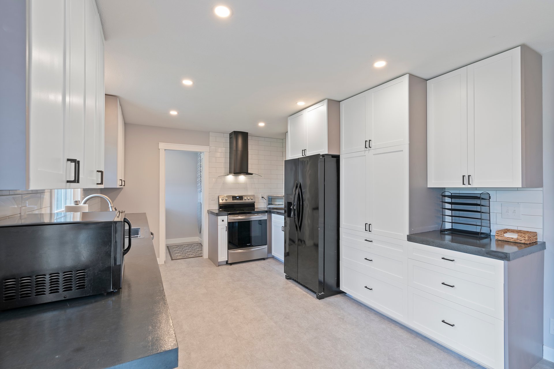 MODERN FURNISHED HOME - NEAR UAH!