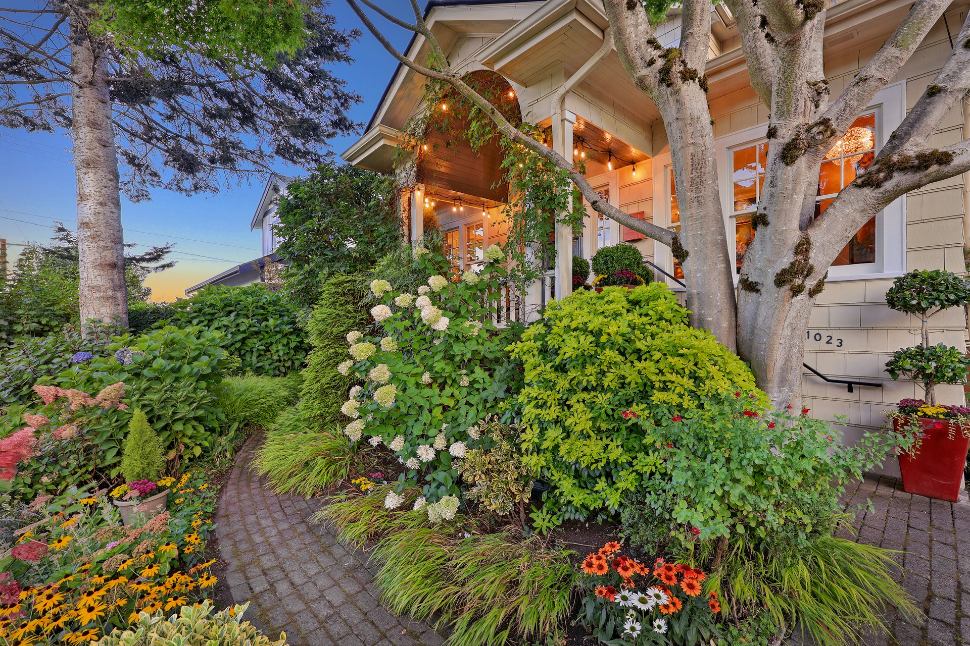 A Wallingford Classic in Full Bloom