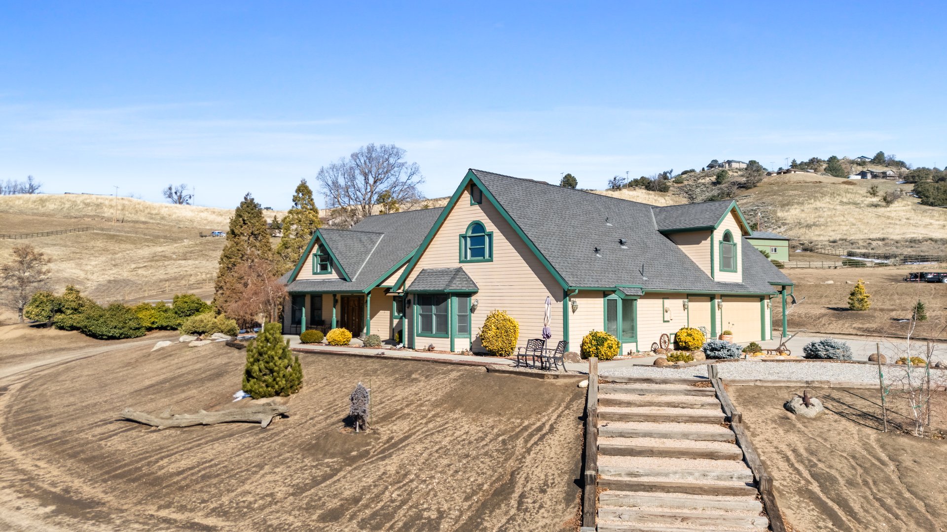 Equestrian Estate in Bear Valley Springs: 25820 Skyline Drive