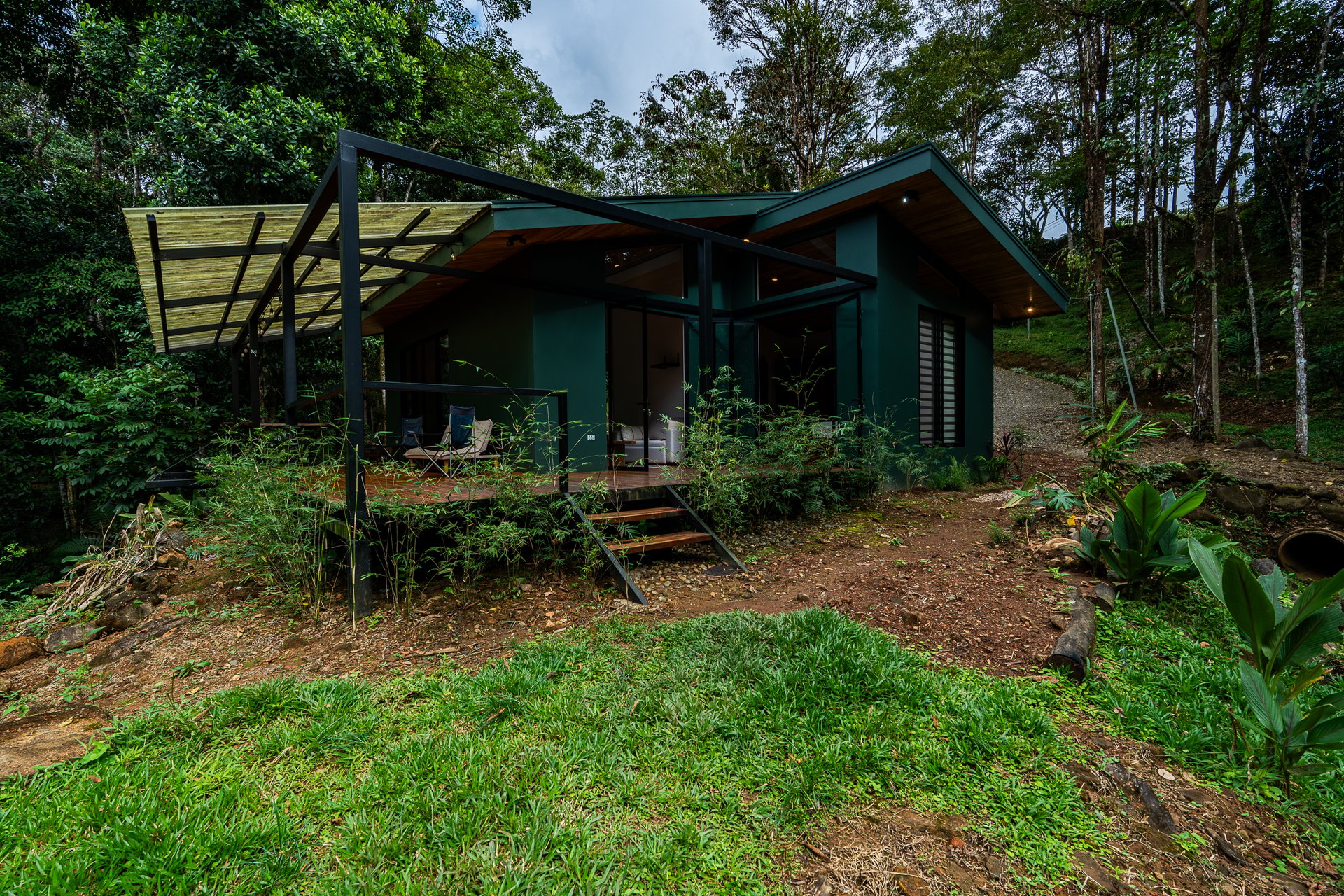 Costa Rica Mountain Retreat – 1.8 ha with Luxury Cabin, Private Lake & Riverfront