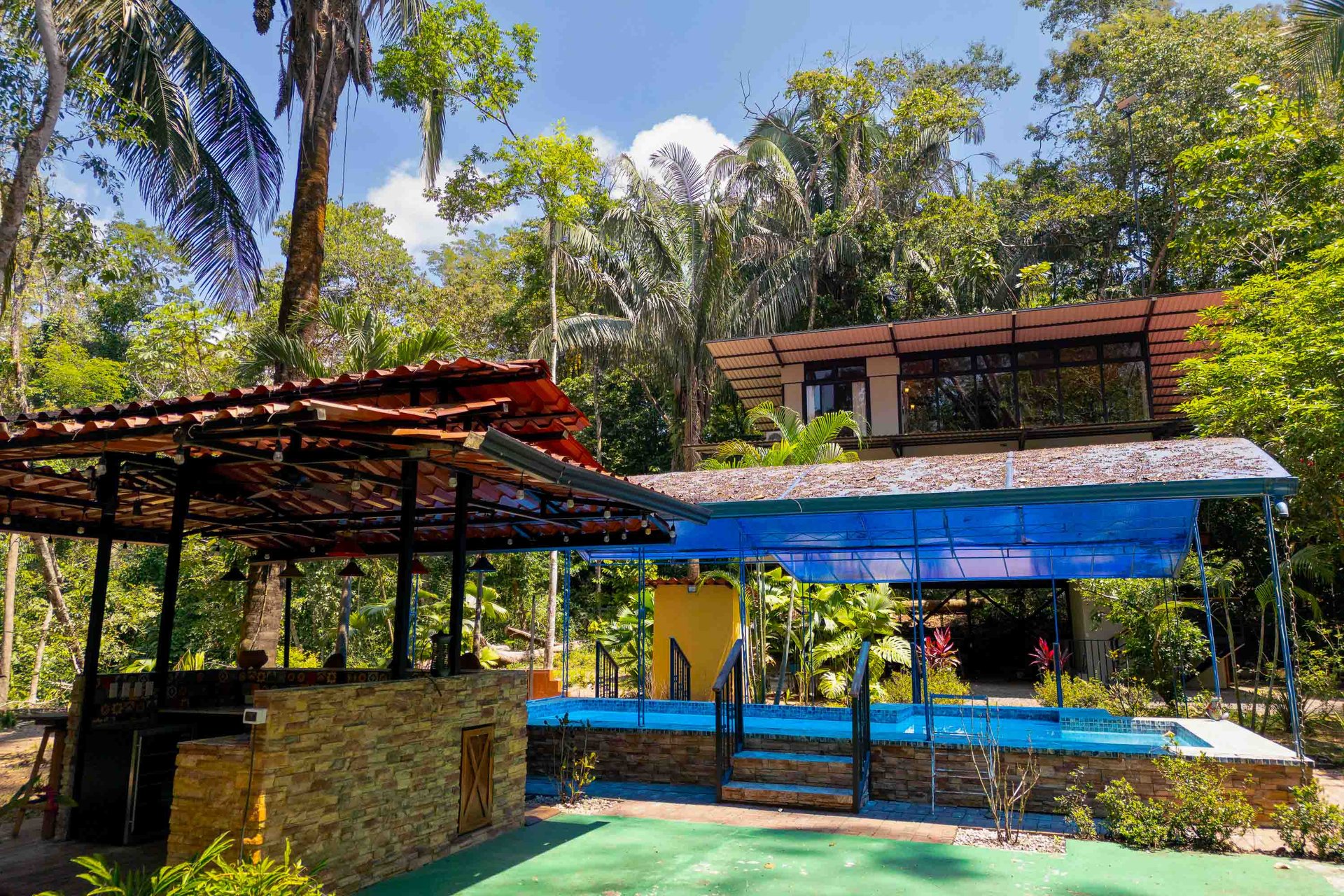 Tropical 3-bedroom home in gated community Manuel Antonio, Perfect rental!