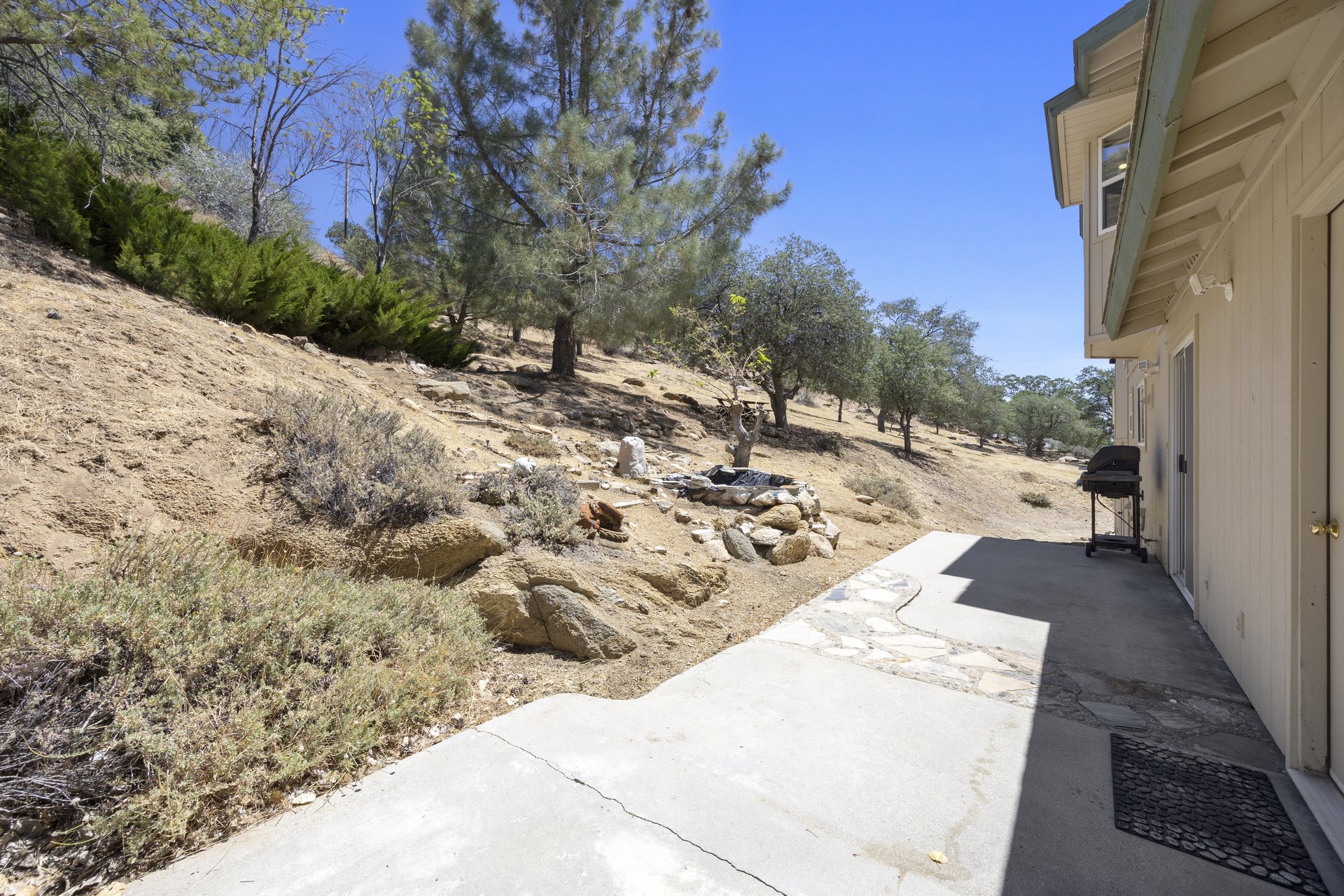 Panoramic Mountain Views in West Golden Hills — 21725 Mountain Drive, Tehachapi