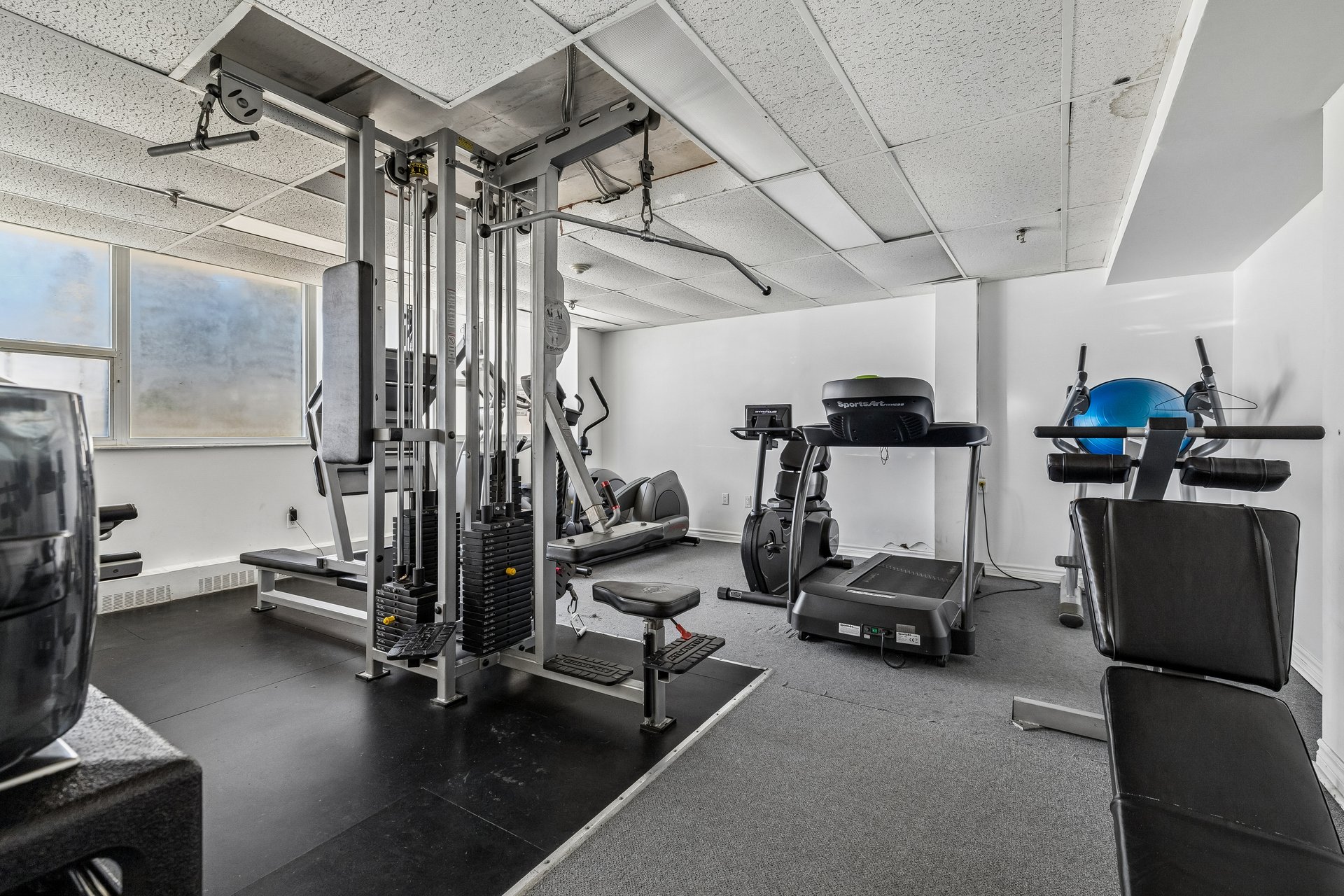 Bright and spacious studio apartment in great location