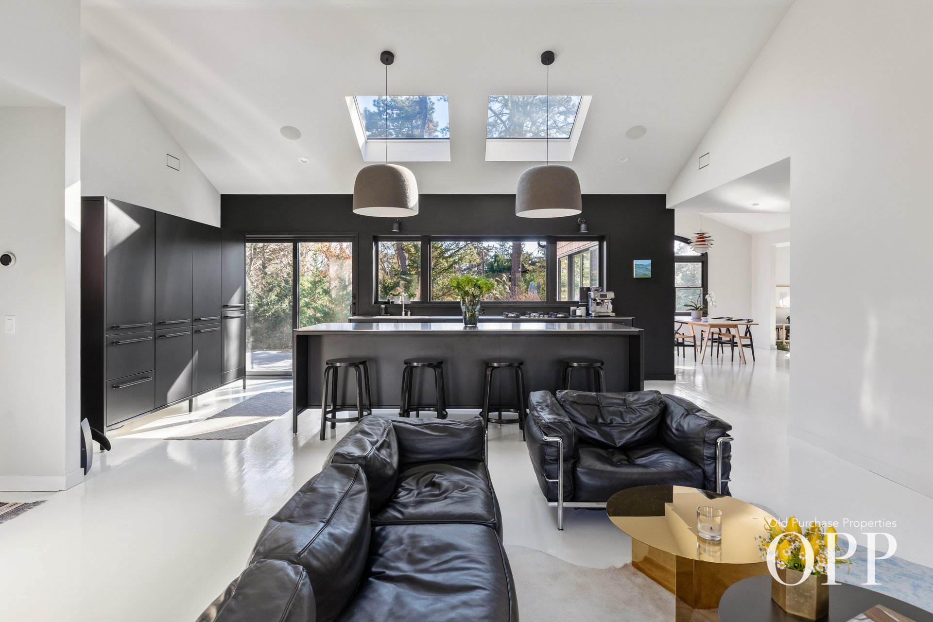 A SUNLIT RETREAT IN PICTURESQUE LOCATION