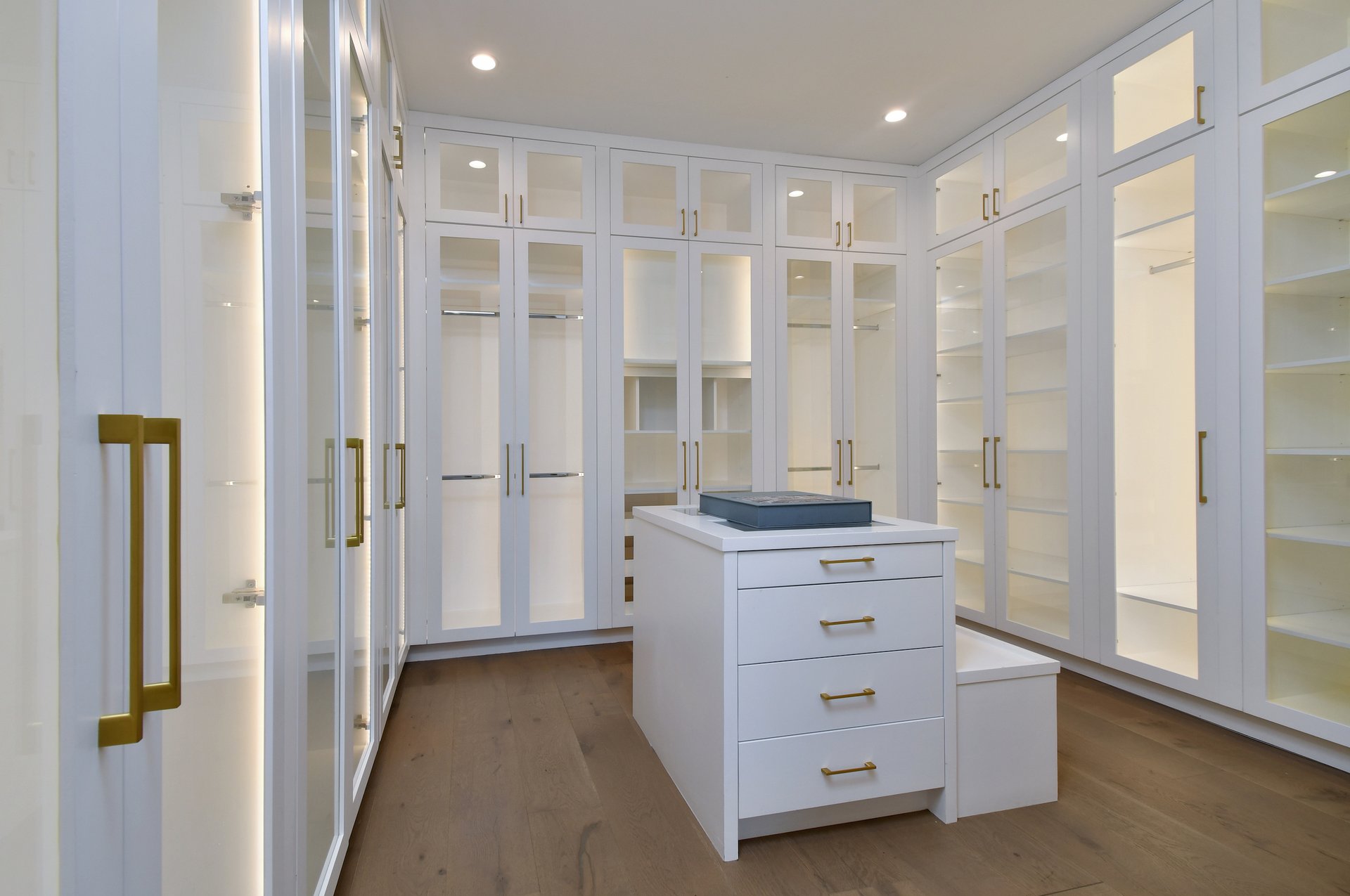 4544 Woodley Ave