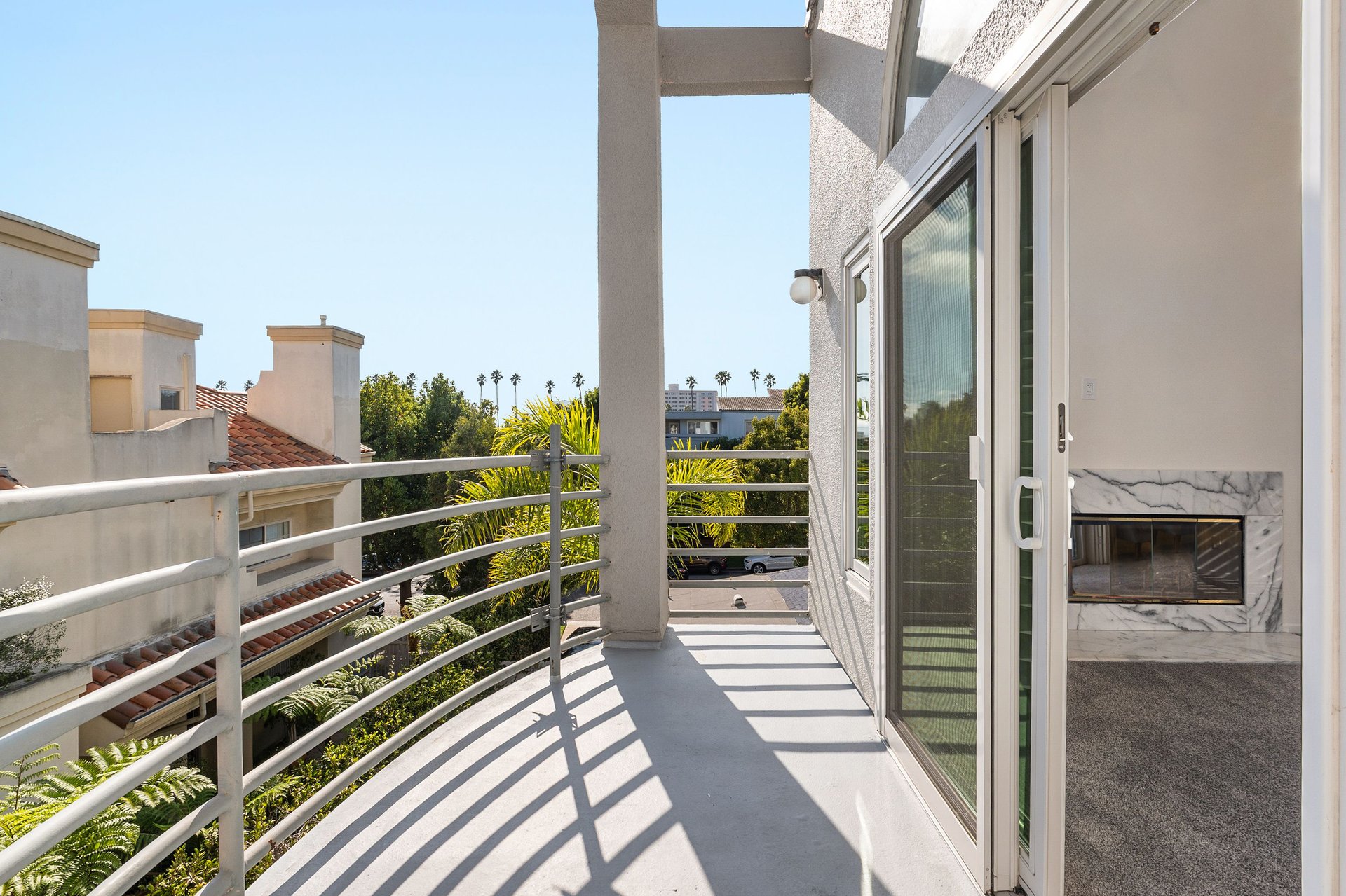 1010 California Ave #307, North of Wilshire