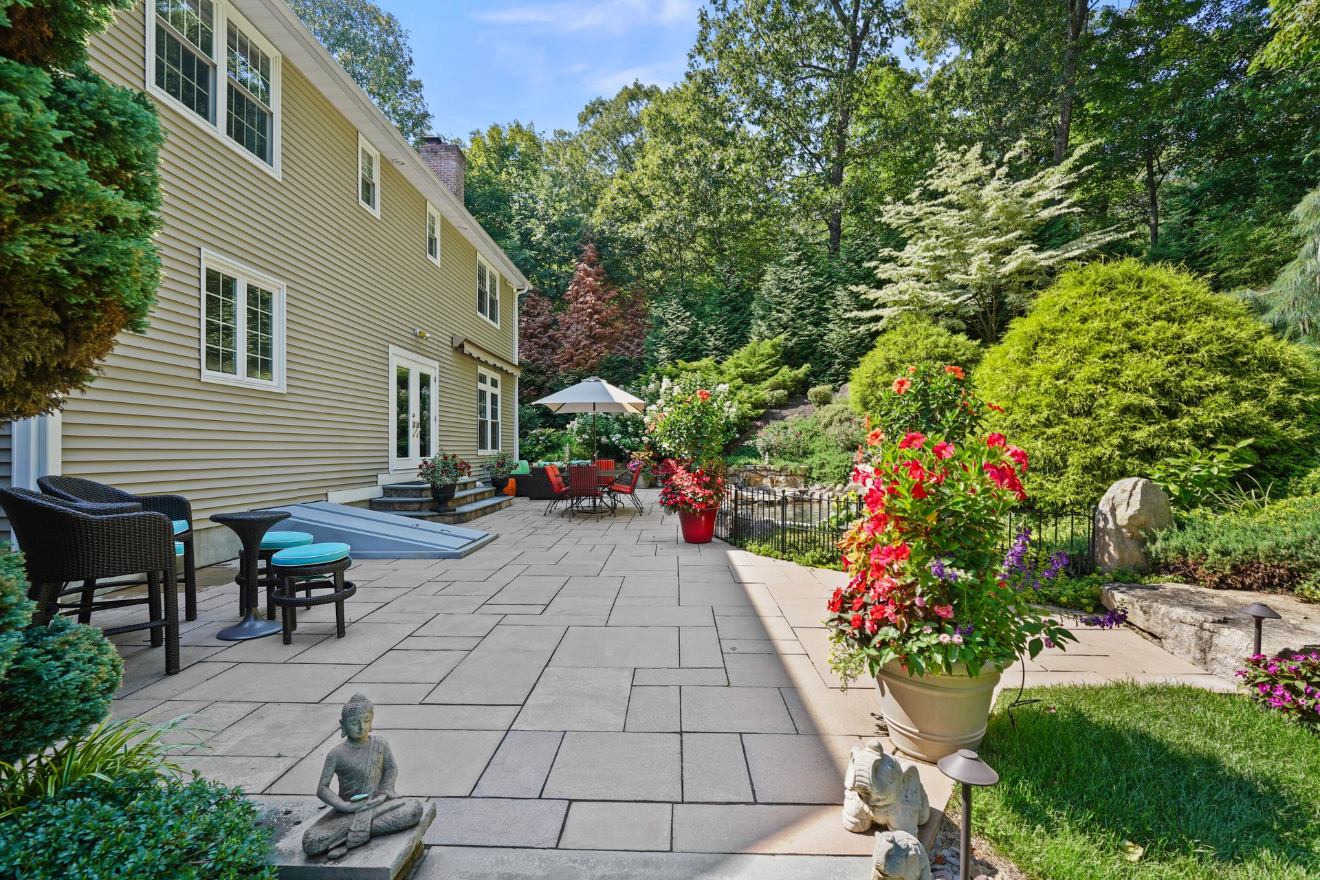 18 N Nabby Rd, Danbury, CT 06811