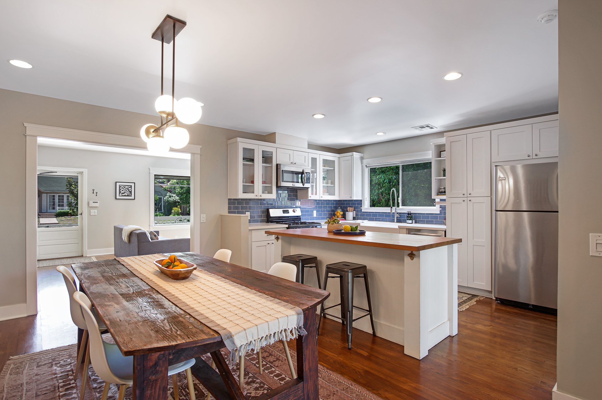BEAUTIFUL & BRIGHT circa-1920's Craftsman "Cal-Bungalow" Home in Larchmont Village.