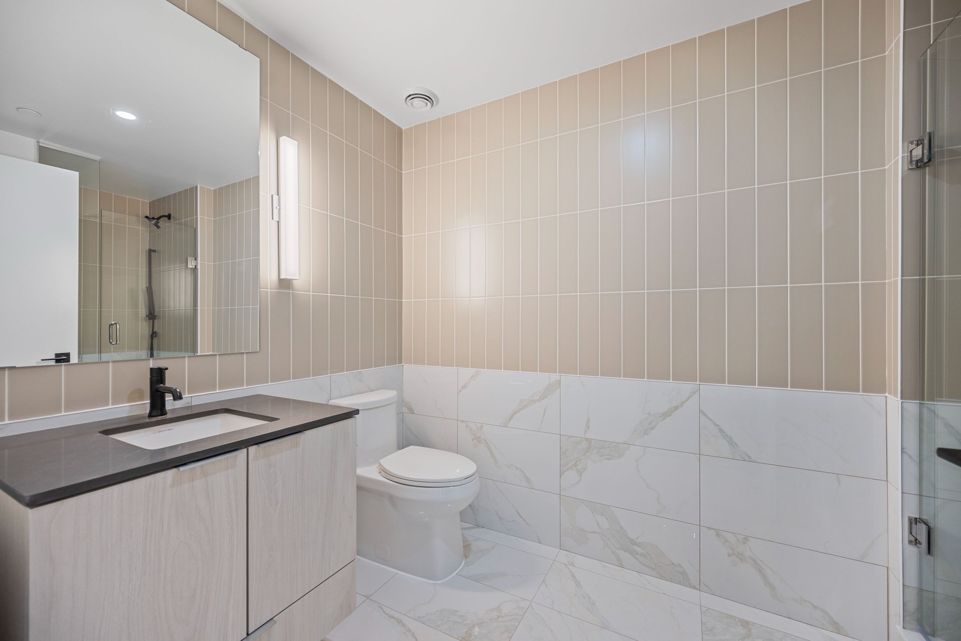 327 King Street W Unit: 4404