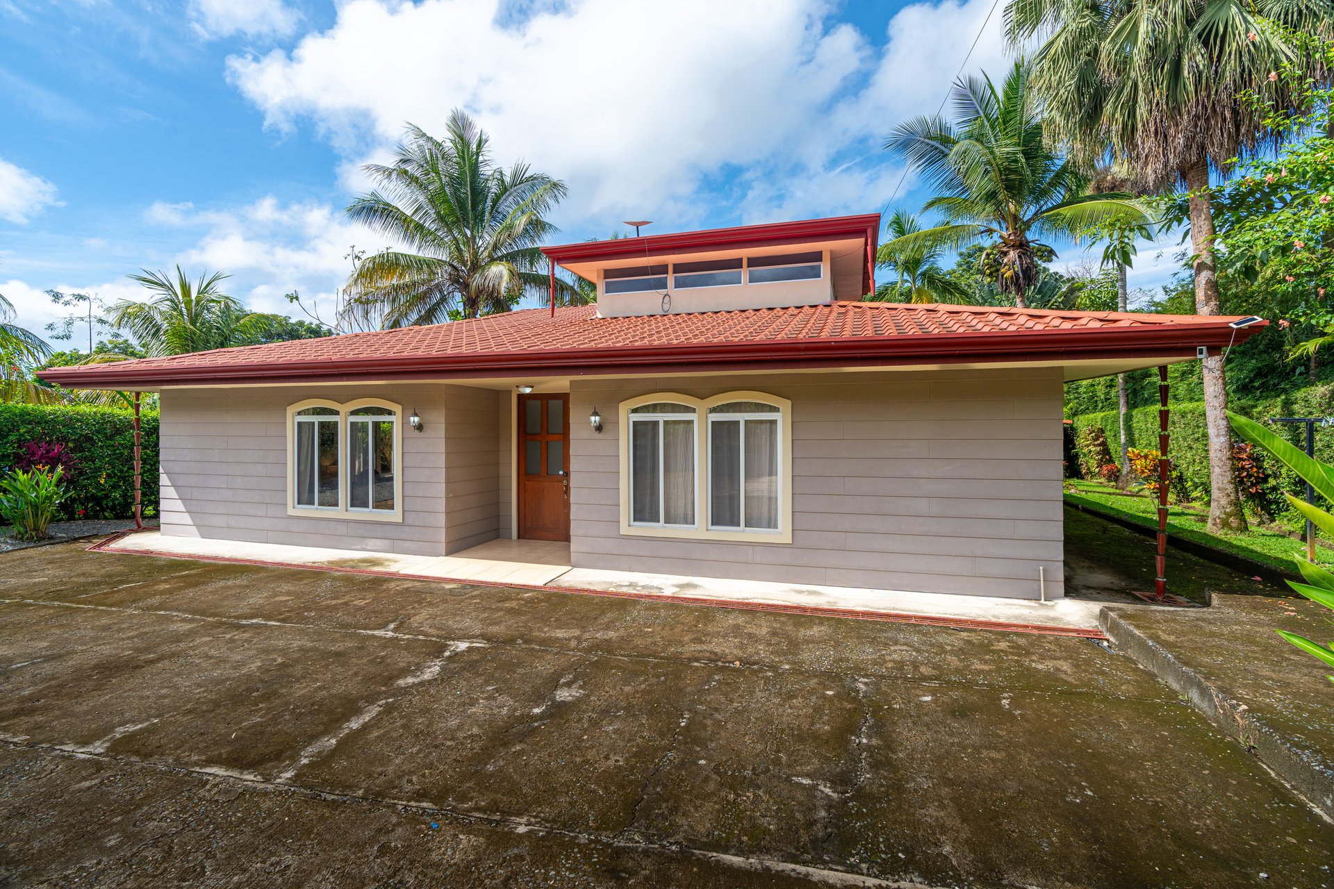 Casa Luna, 3bed /3bath Private Oasis, Convenient Location