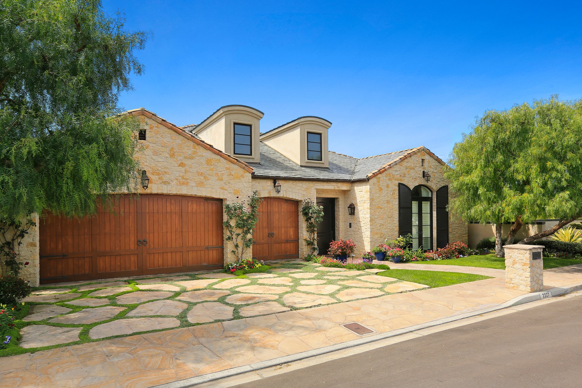 2227 Cliff Dr