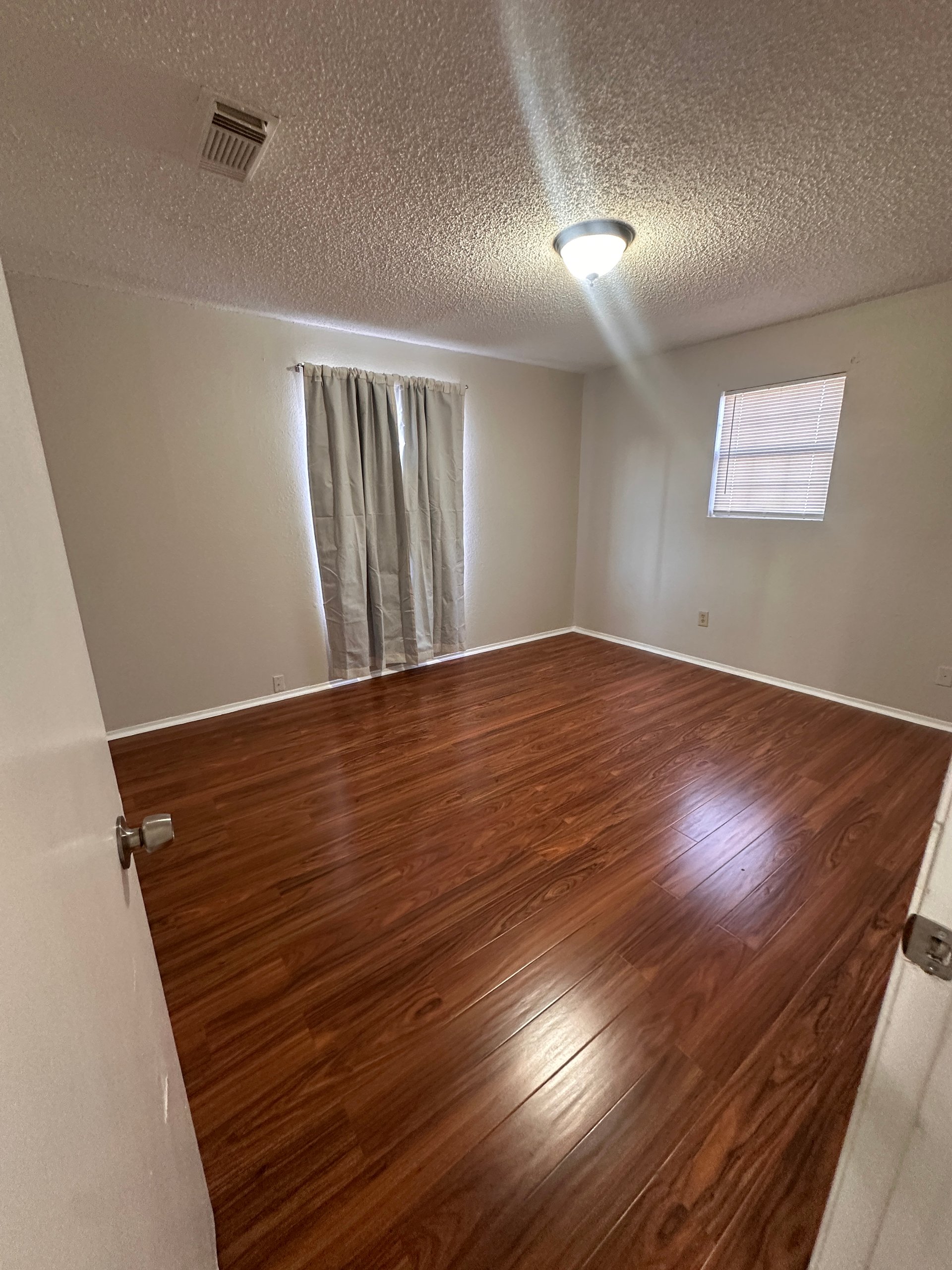 806 E Standifer