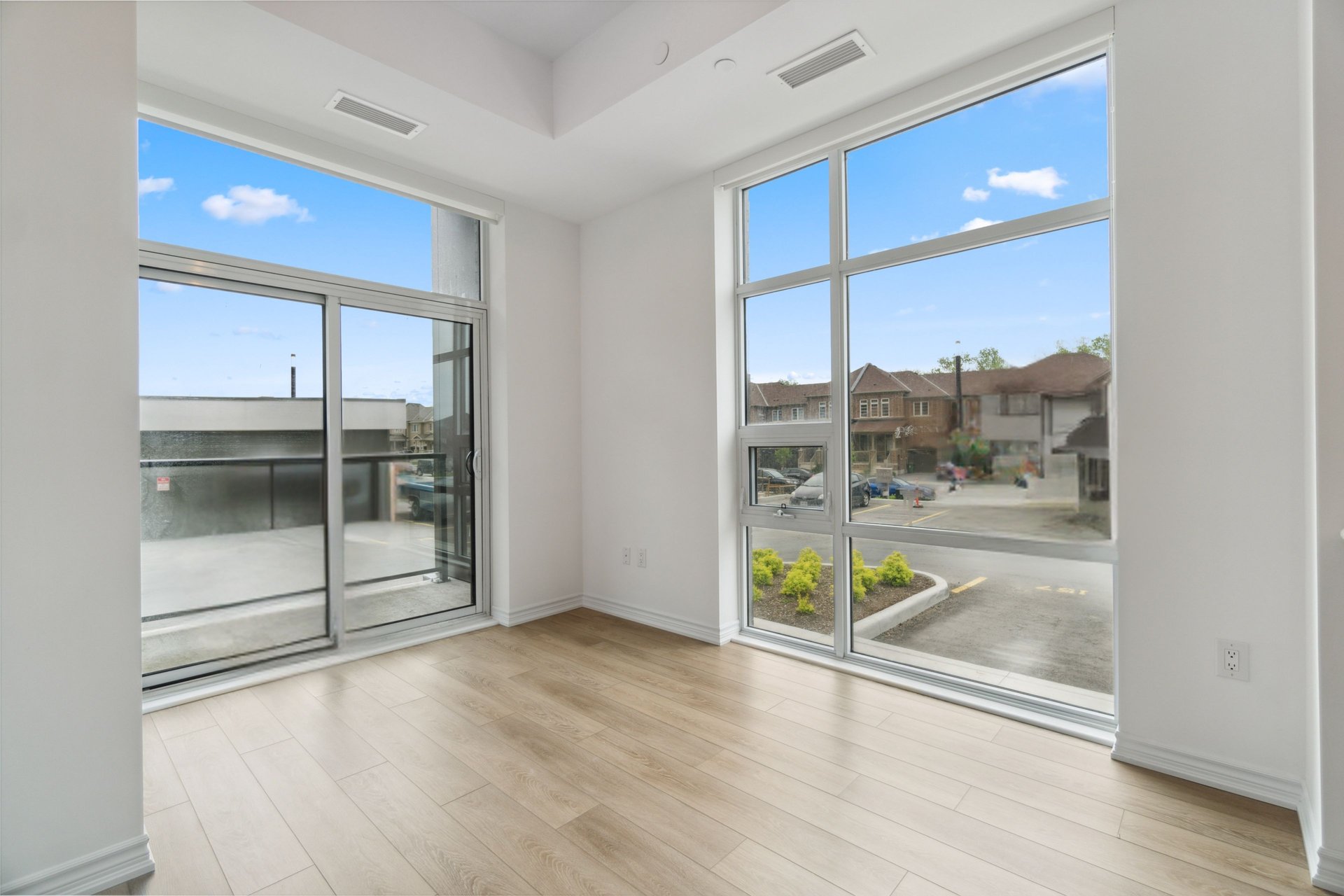 460 Dundas Street E Unit: 121
