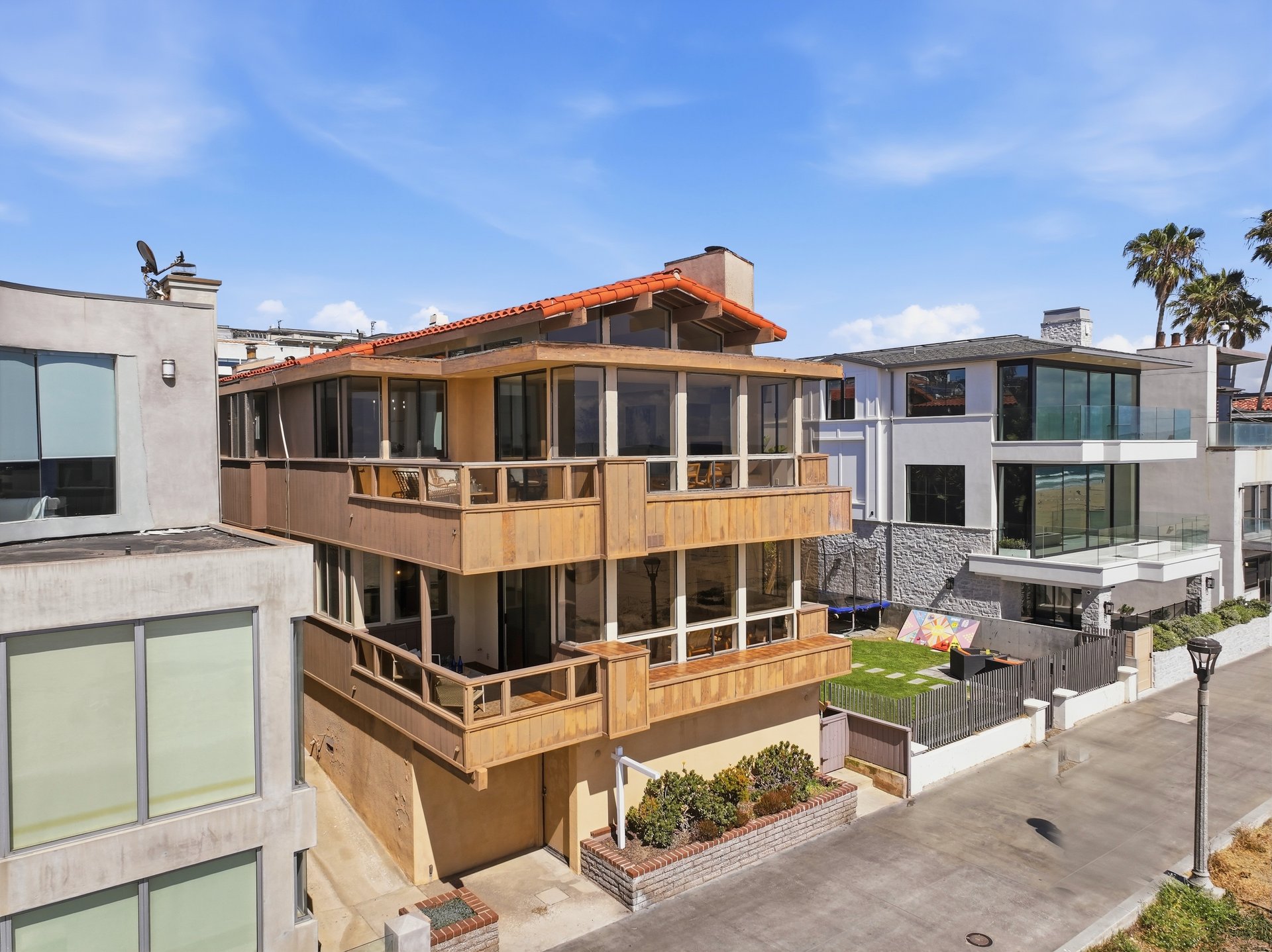 2516 The Strand