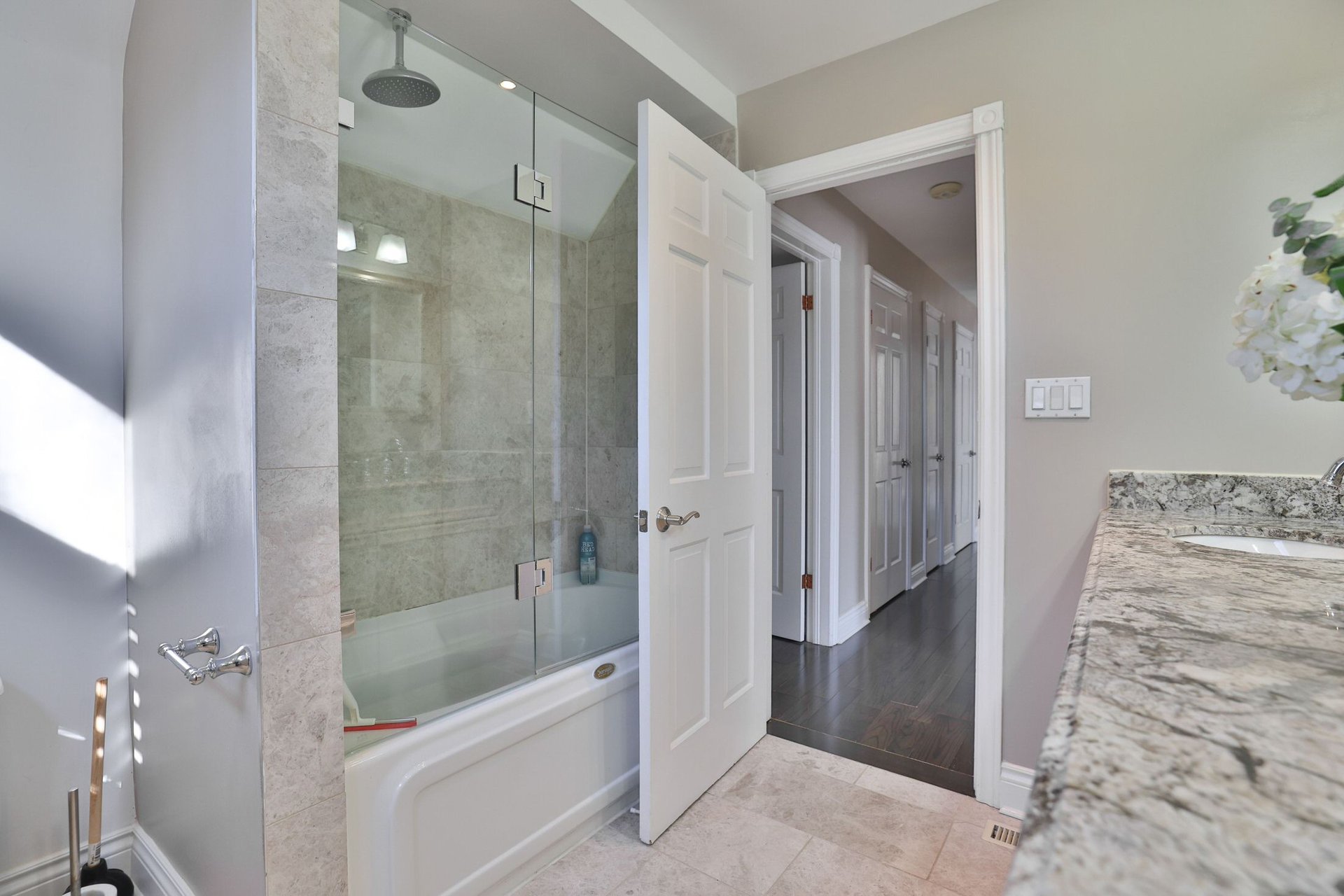 208 Mineola Rd W