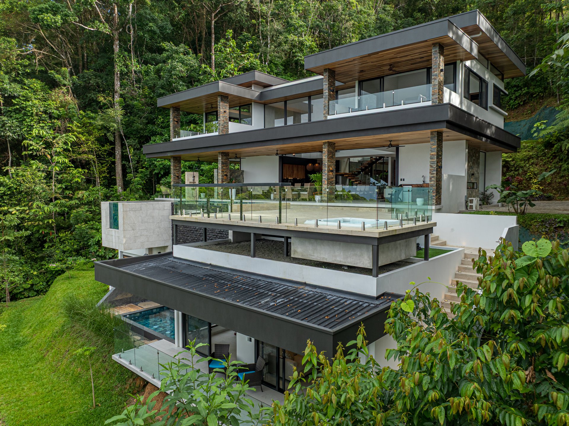 Casa Koules – Architectural 5-Bedroom Oceanview Estate in Prestigious Costa Verde Estates