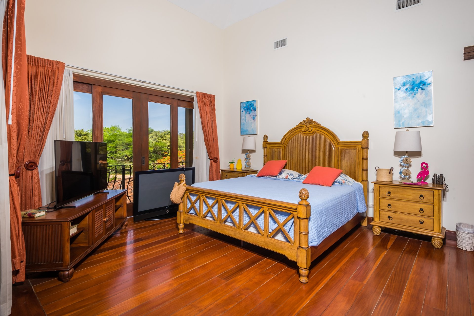 Casa Miraflores, Reserva De Golf #94 | Welcome to Casa Miraflores, an exquisite colonial-style estate home located in Hacienda Pinilla!