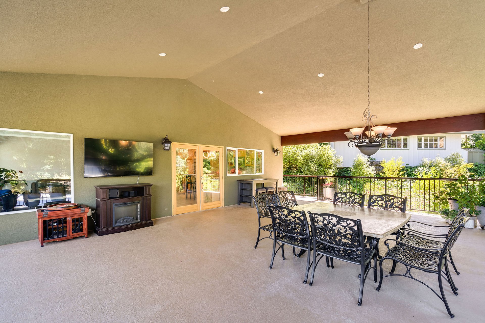 3037 Foothill Blvd
