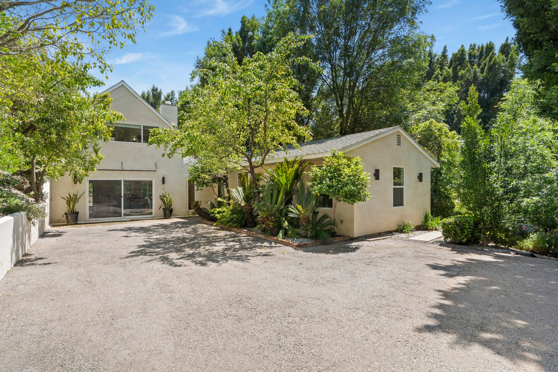 2750 Benedict Canyon Dr