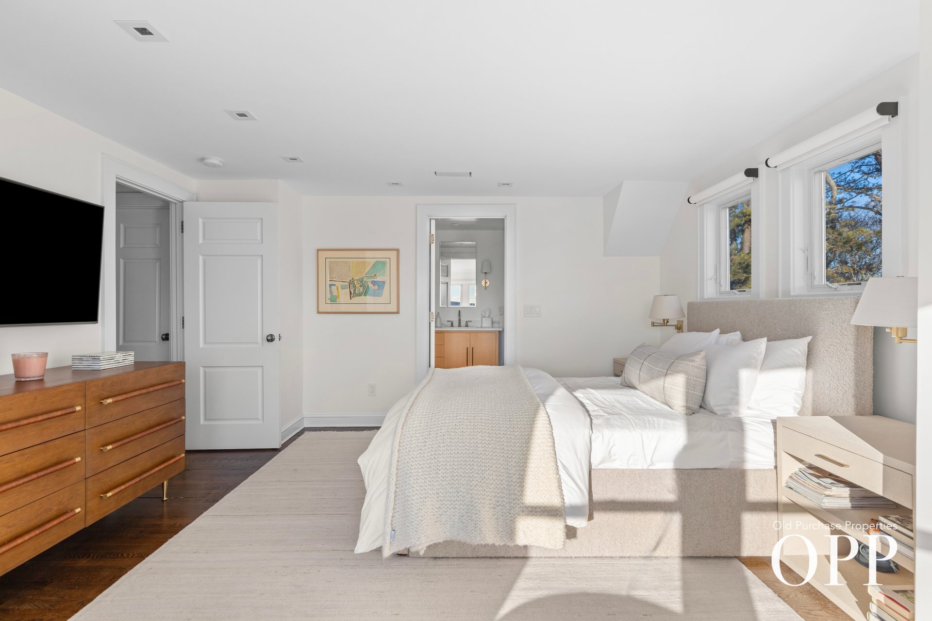 CHARMING SUMMER RETREAT WITH GARDENS & BAY BREEZES