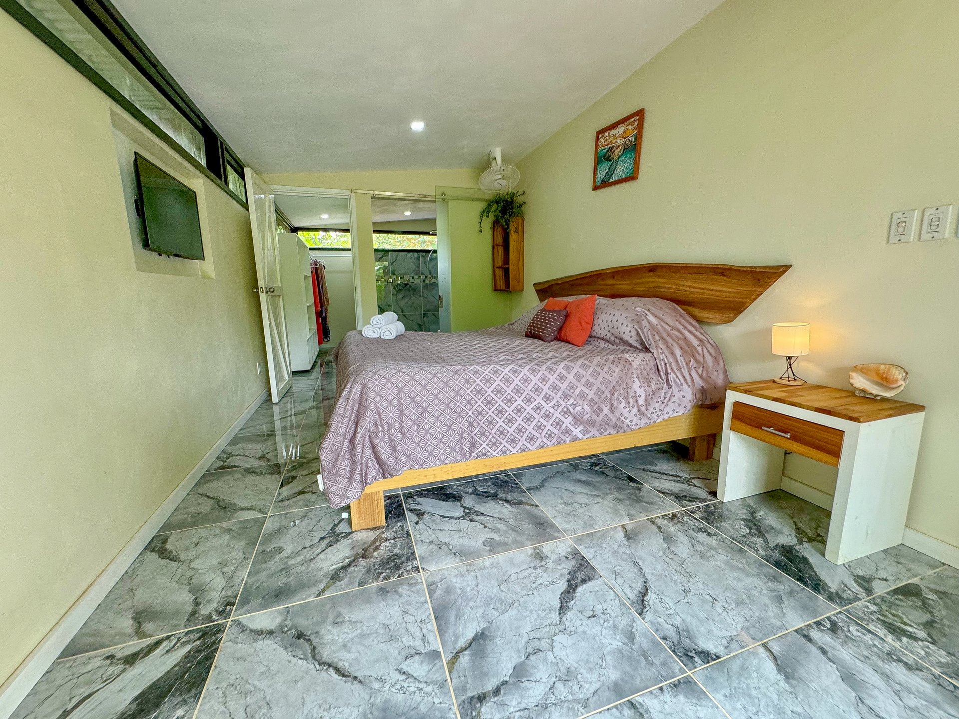 Contemporary 3-bed home surrounded by Uvita’s services and amenities but just a short stroll to tropical beaches