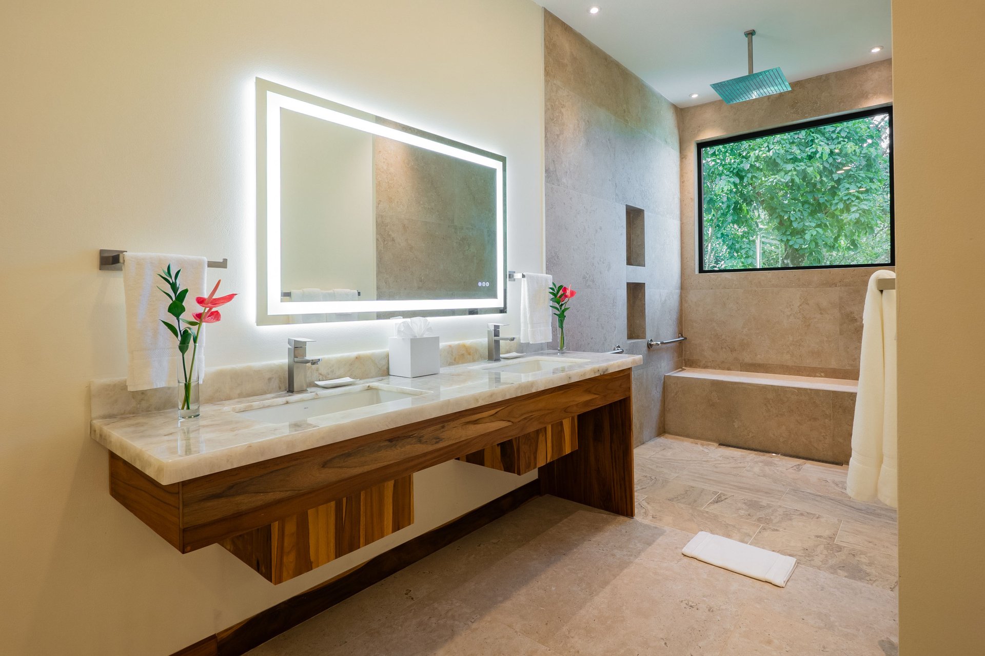 Grand luxury 9 bedroom, 9.5 bath Rainforest & Mountain View Estate near Marina Pez Vela