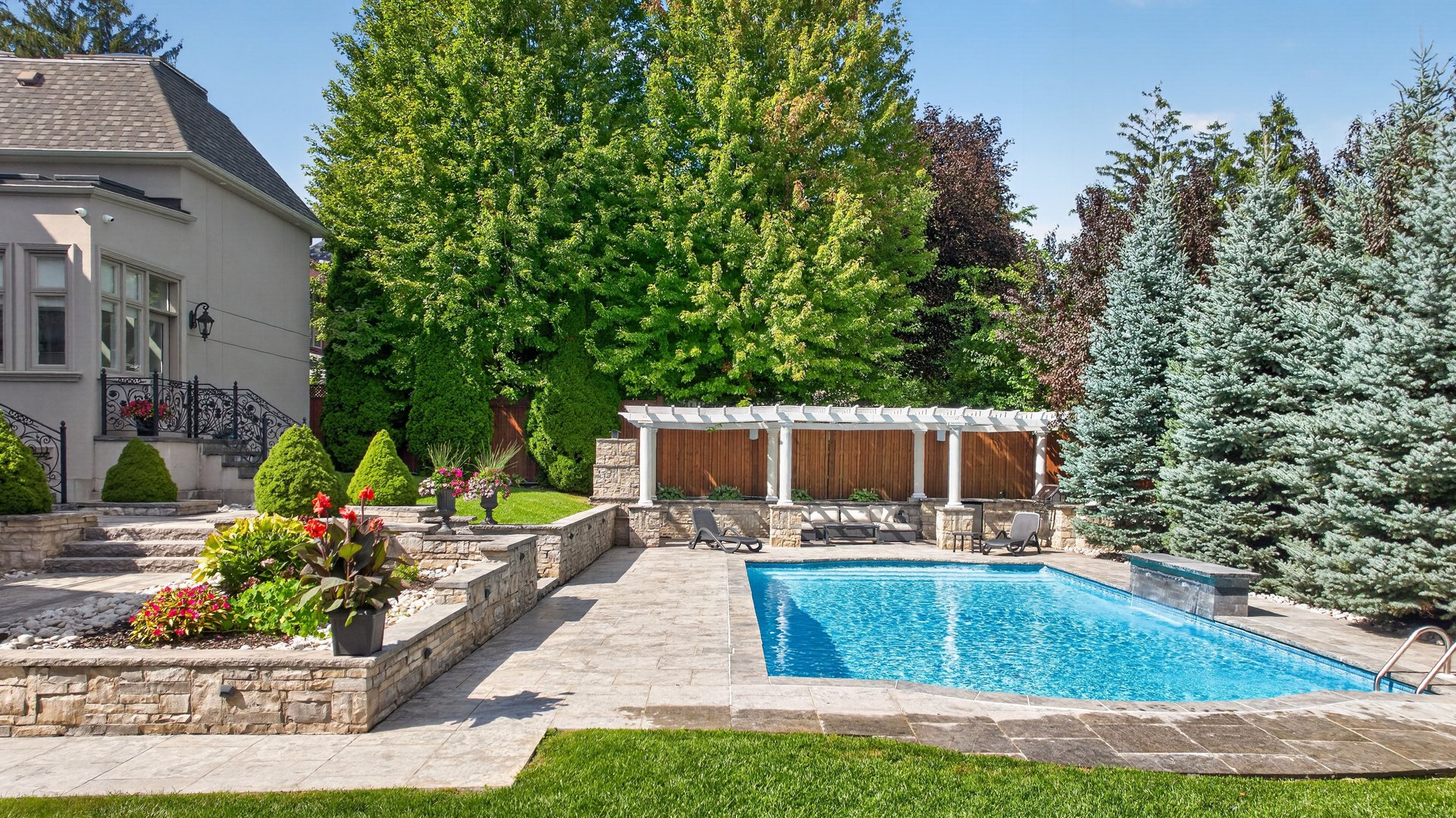 2513 Sharon Cres
